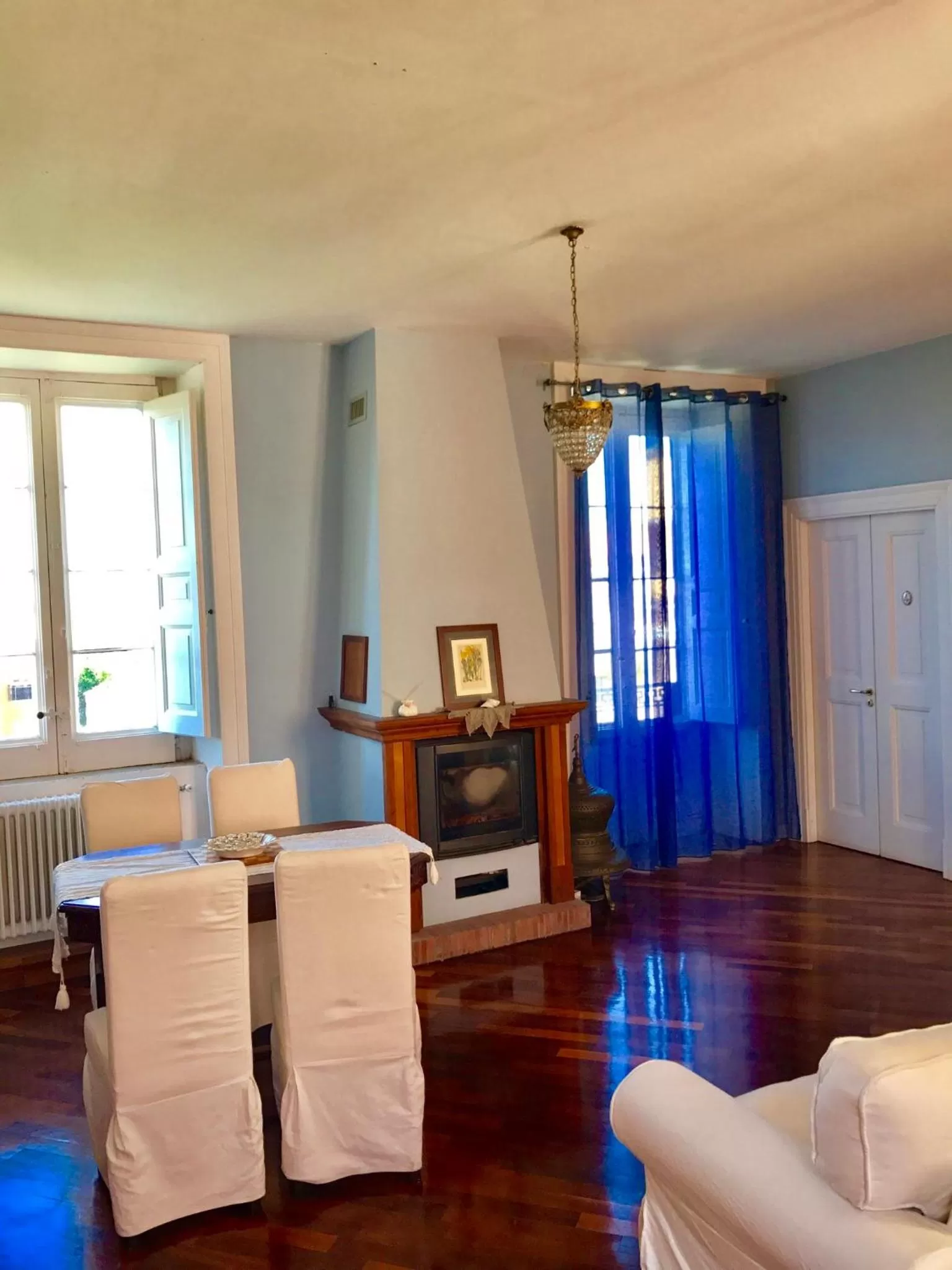 Communal lounge/ TV room in The Secret Garden Relais