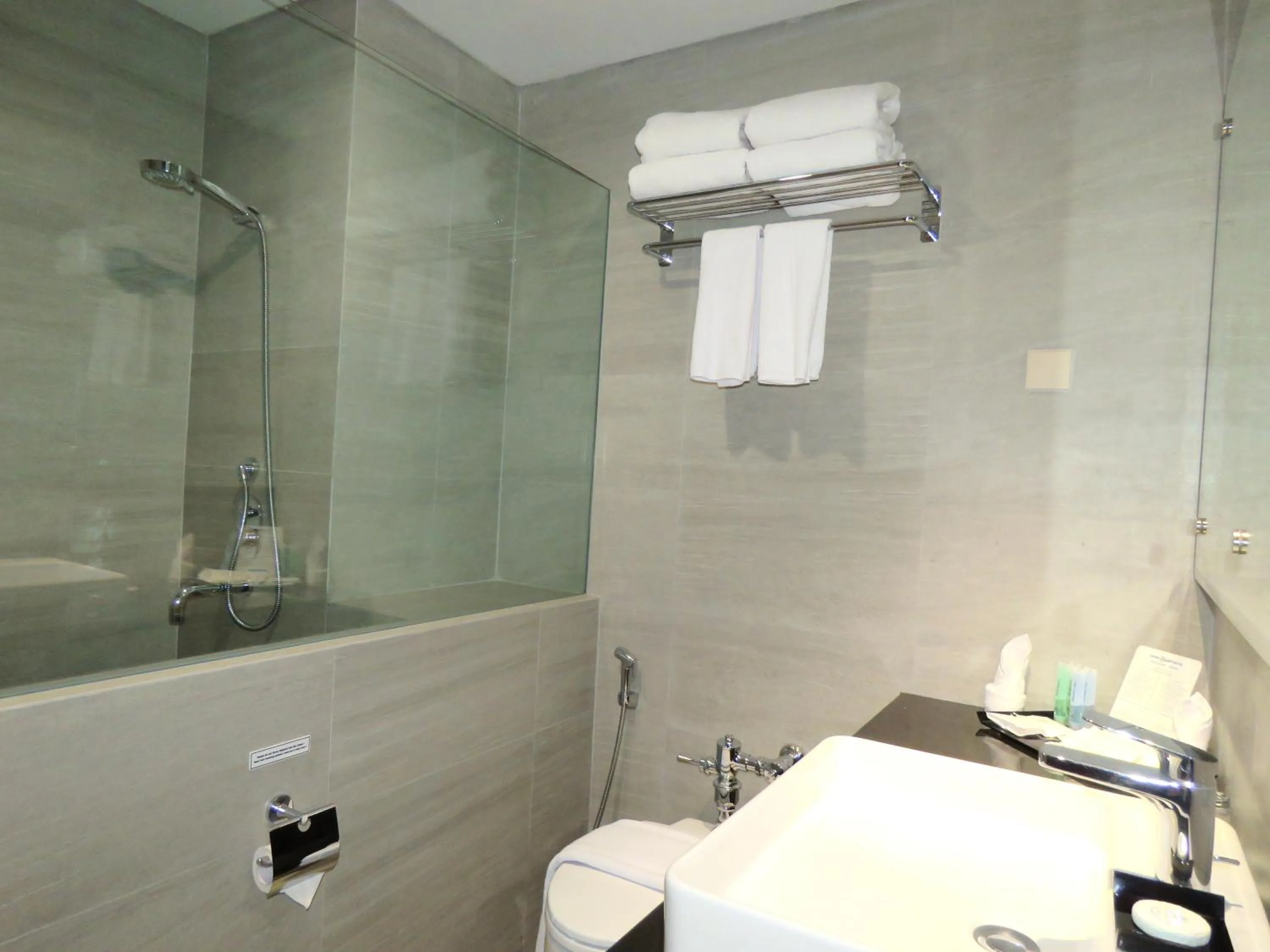 Bathroom in d'primahotel Kualanamu Airport Medan