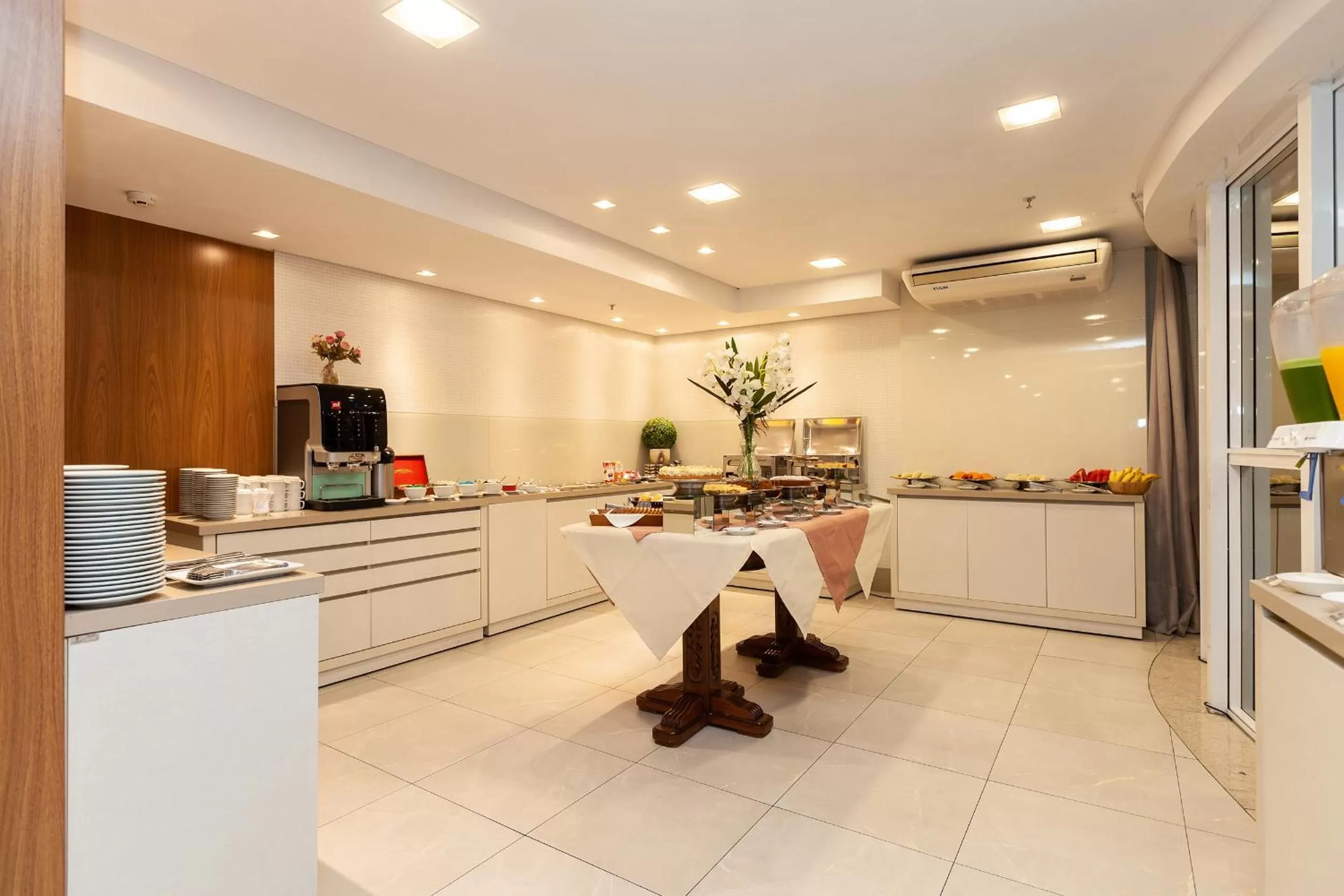 Buffet breakfast in Tri Hotel Executive Brusque