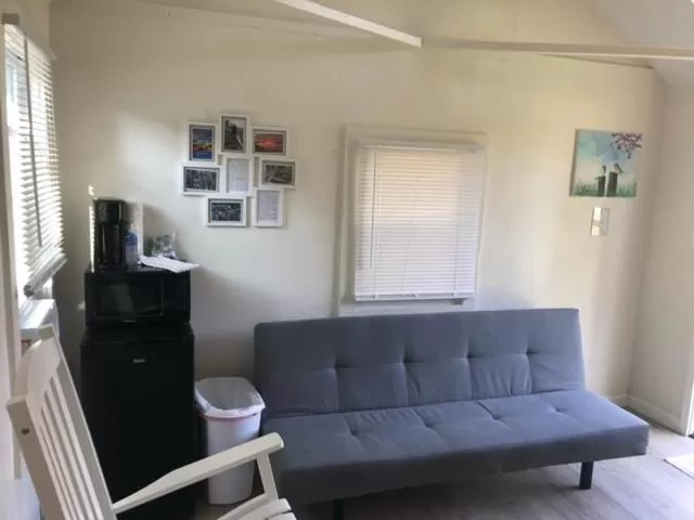 TV and multimedia, Seating Area in Herring Run Motel and Tiny Cabins