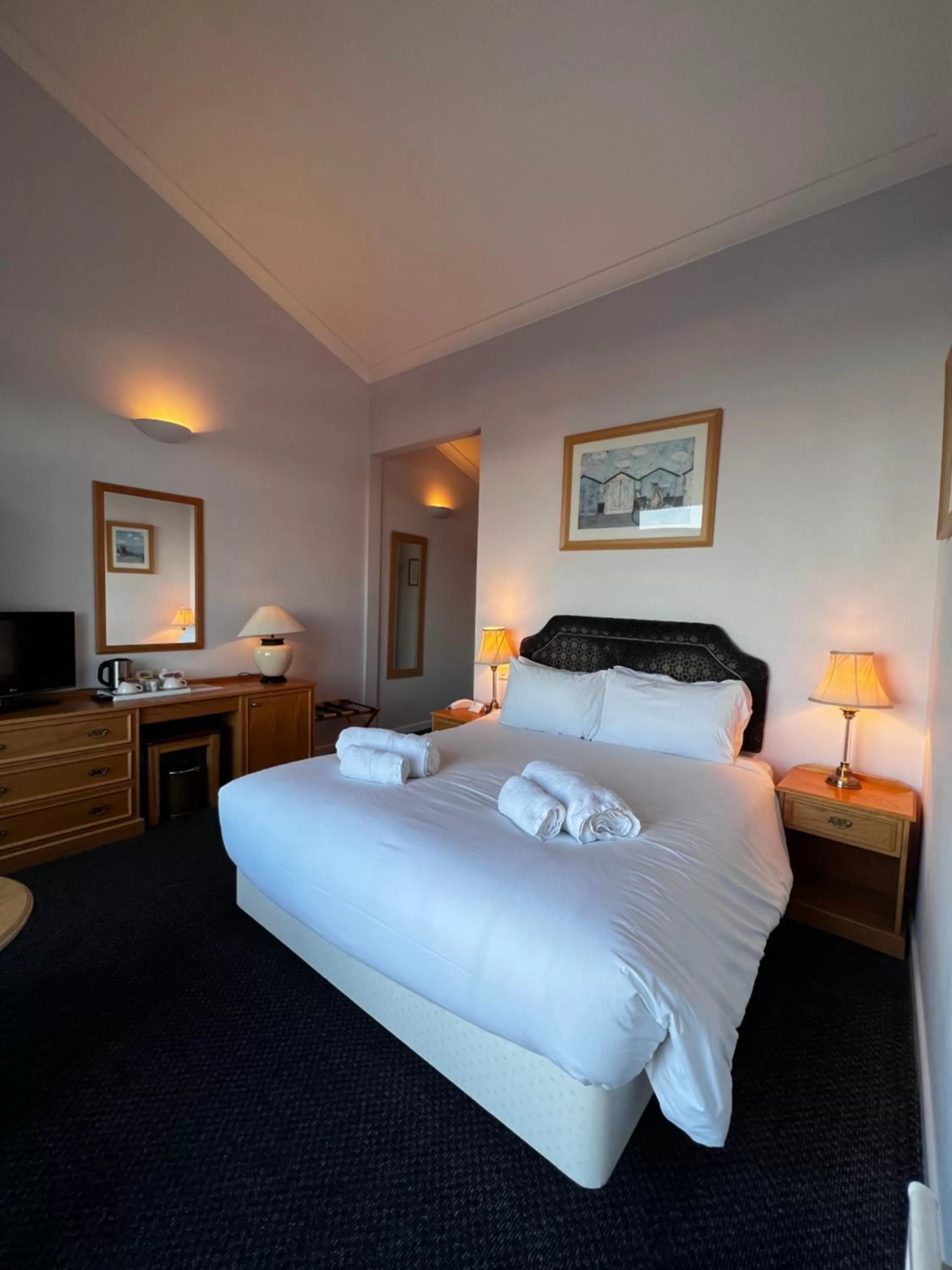 Photo of the whole room, Bed in The Royal Lion Hotel