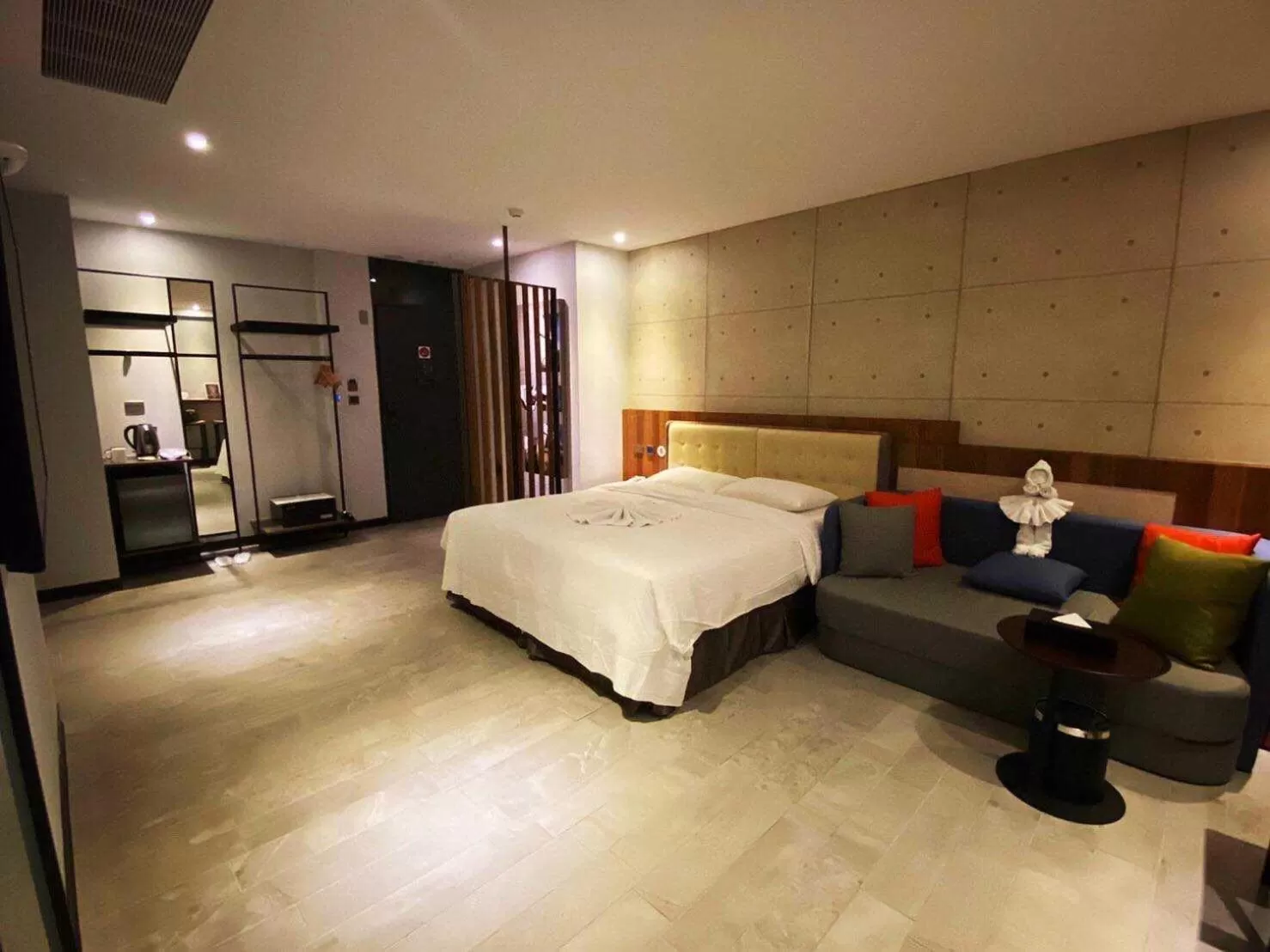 Photo of the whole room, Bed in 3 Door Hotel