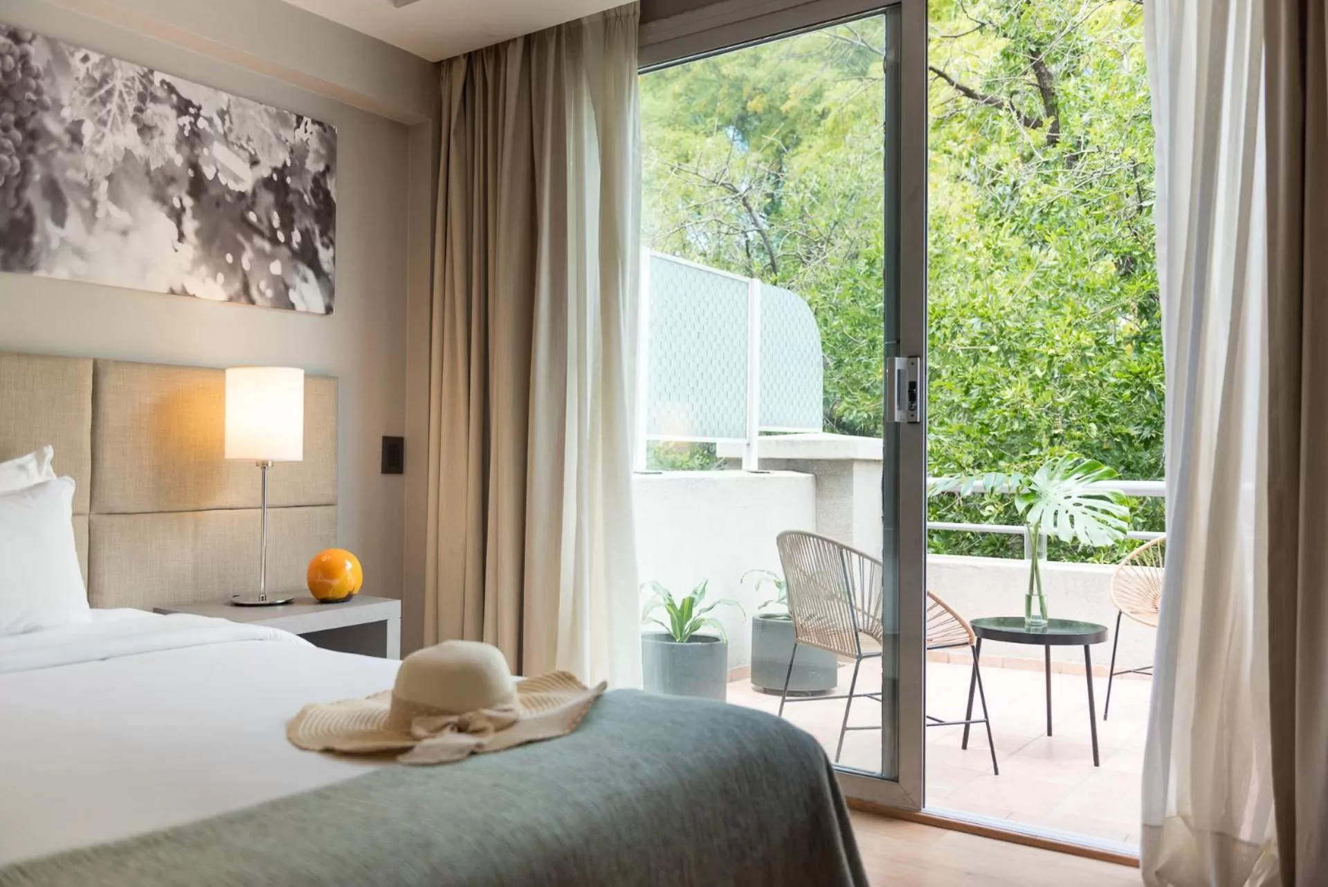 Patio, Bed in Portal Plaza Suites