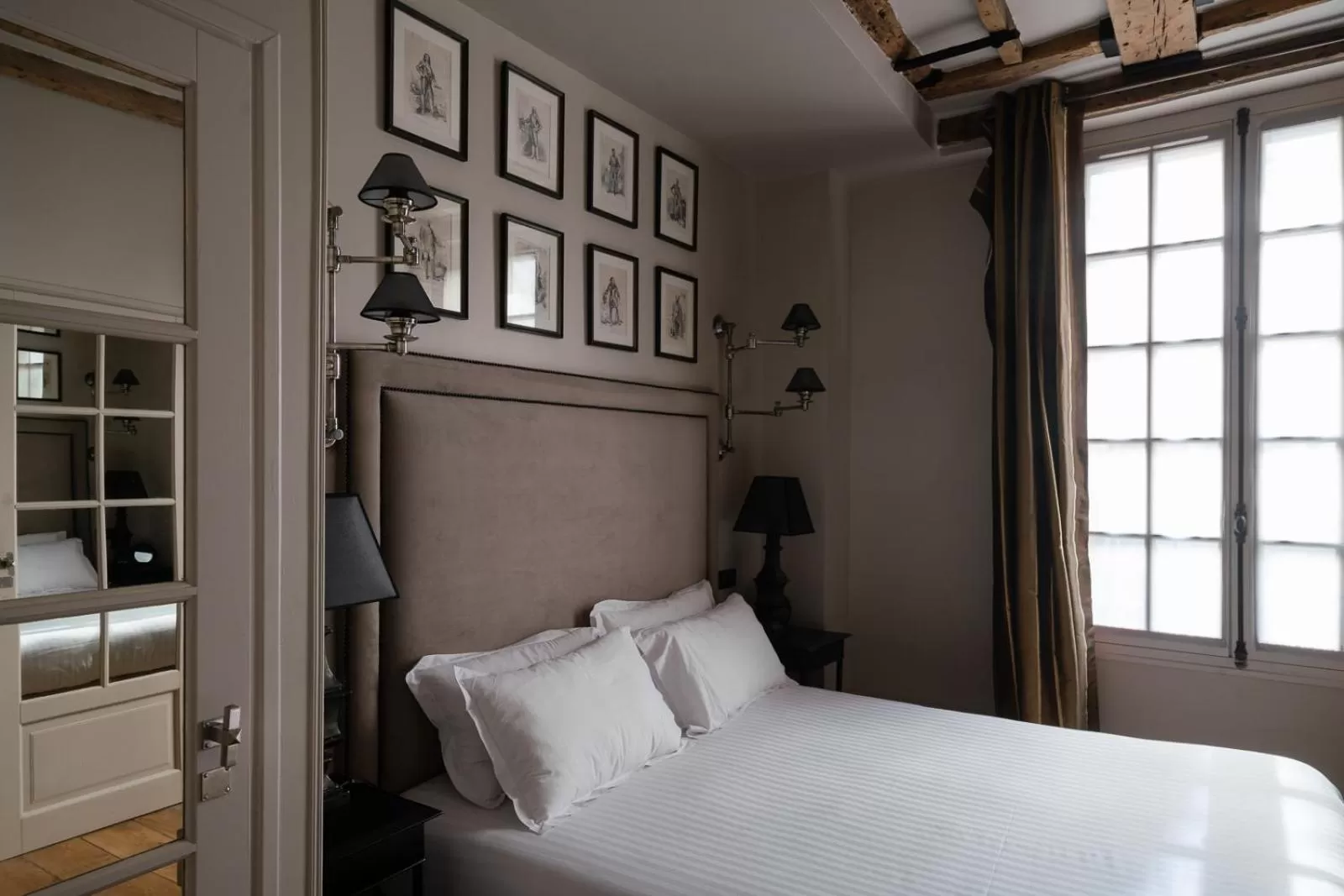 Bed in Hotel Saint-Louis en L'Isle - Notre-Dame