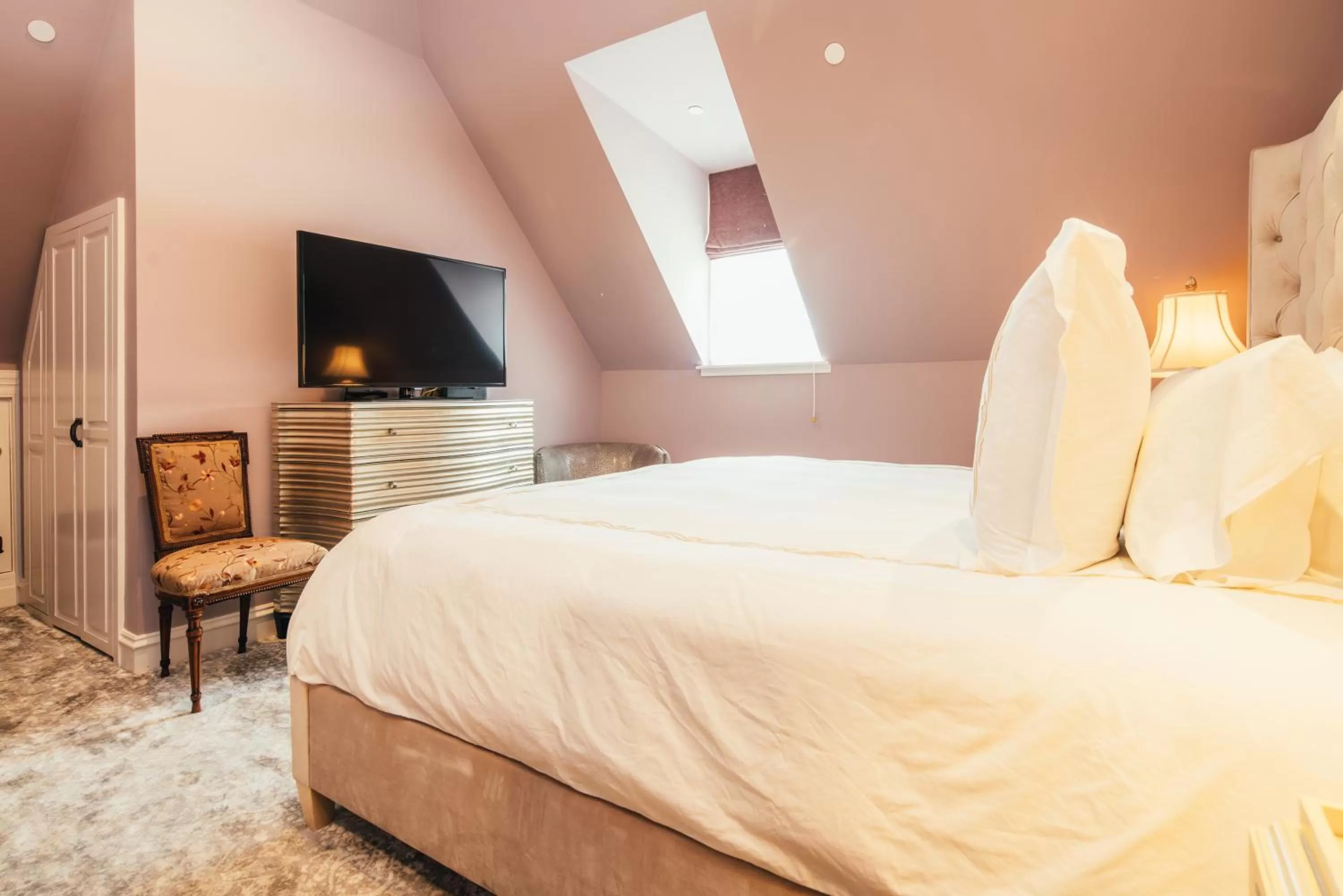 Bed in Neighbourgood Sutter Mansion