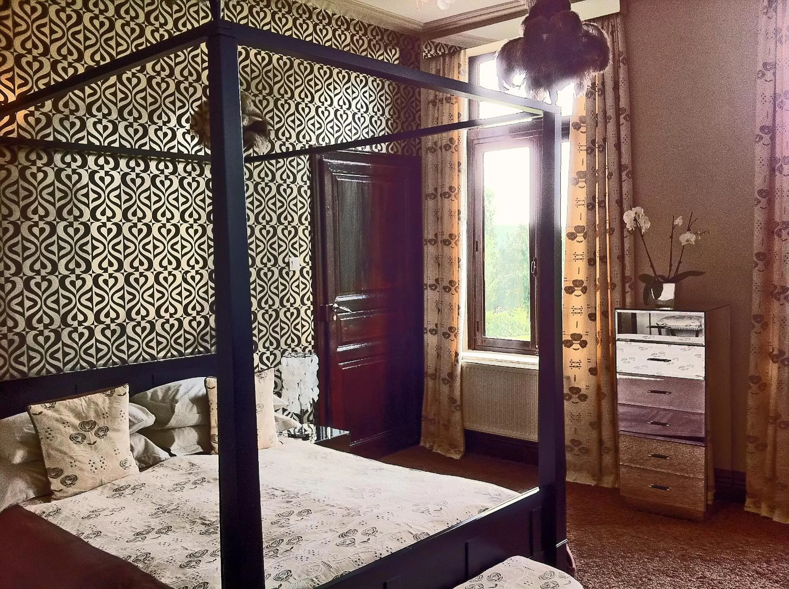 Photo of the whole room, Bed in Maison De Plumes