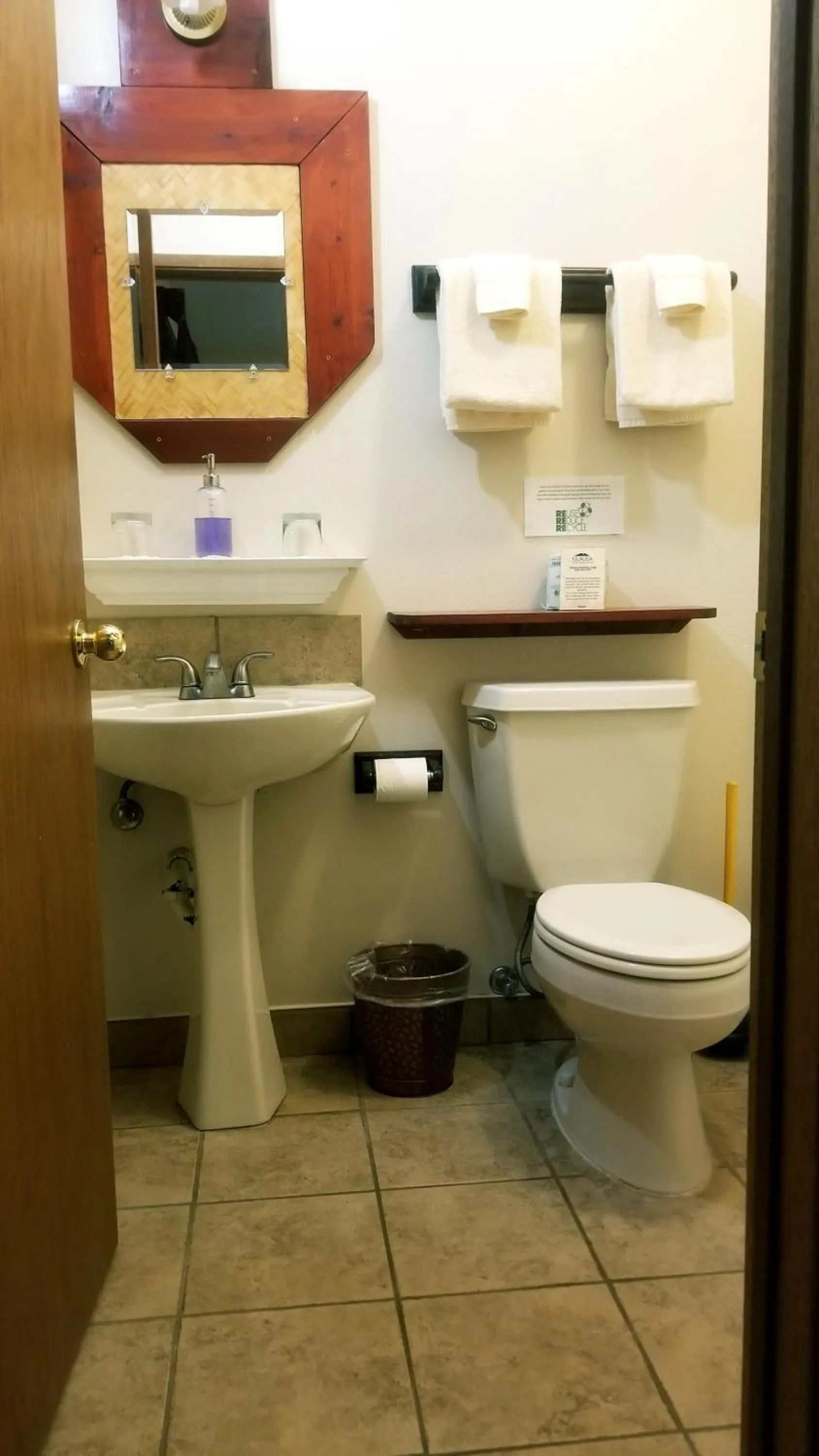 Bathroom in Lokahi Lodge