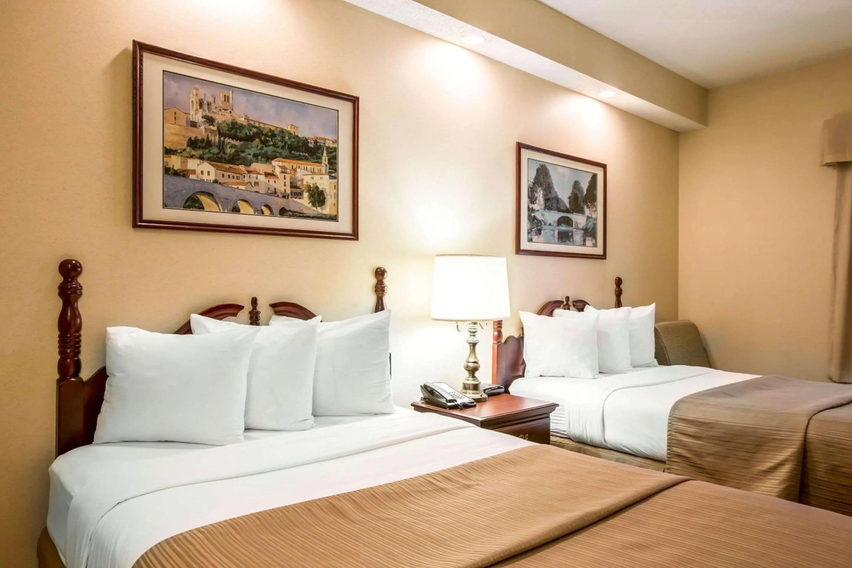 Photo of the whole room, Bed in Quality Inn Greeneville - Tusculum