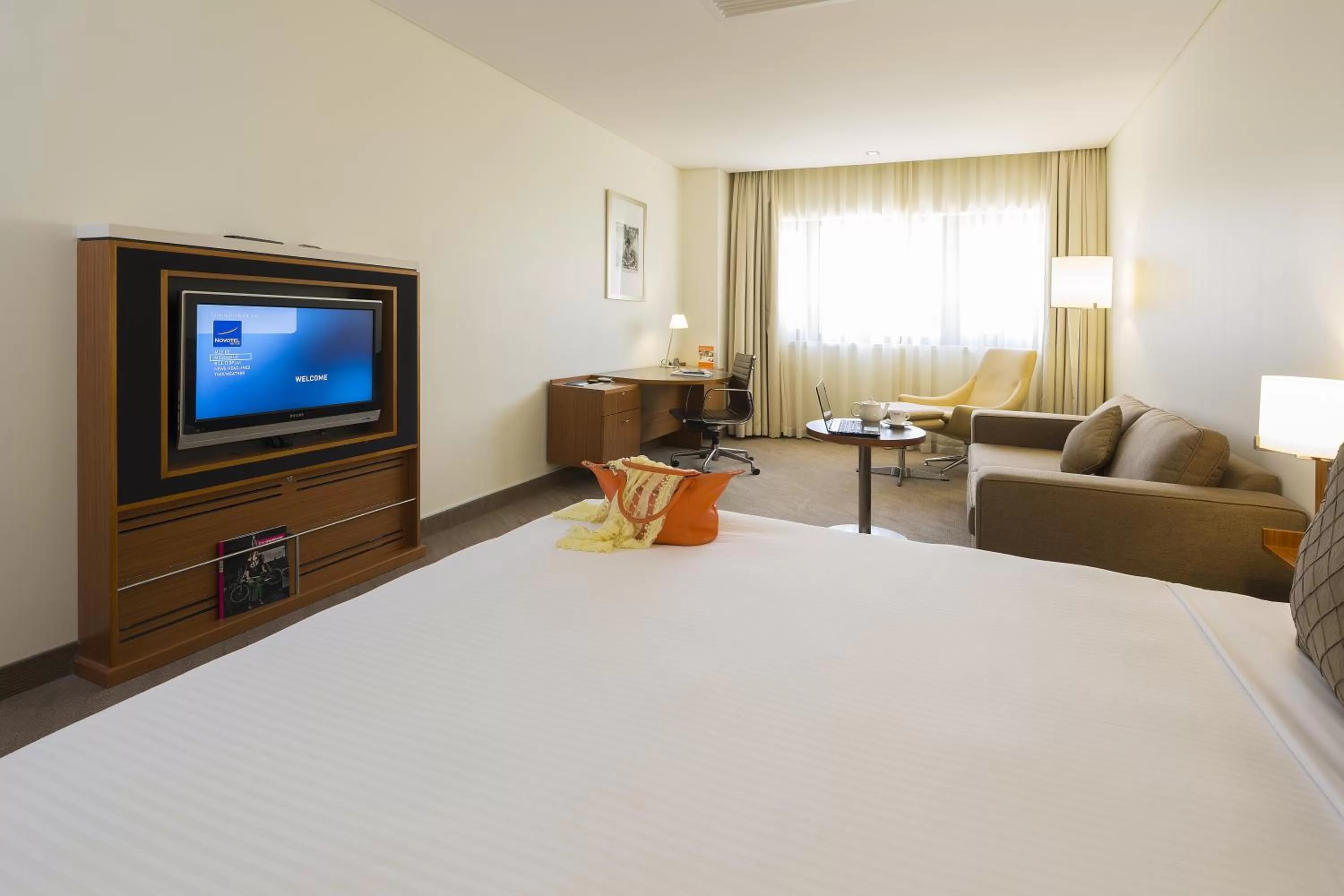 Day, Bed in Novotel Canberra