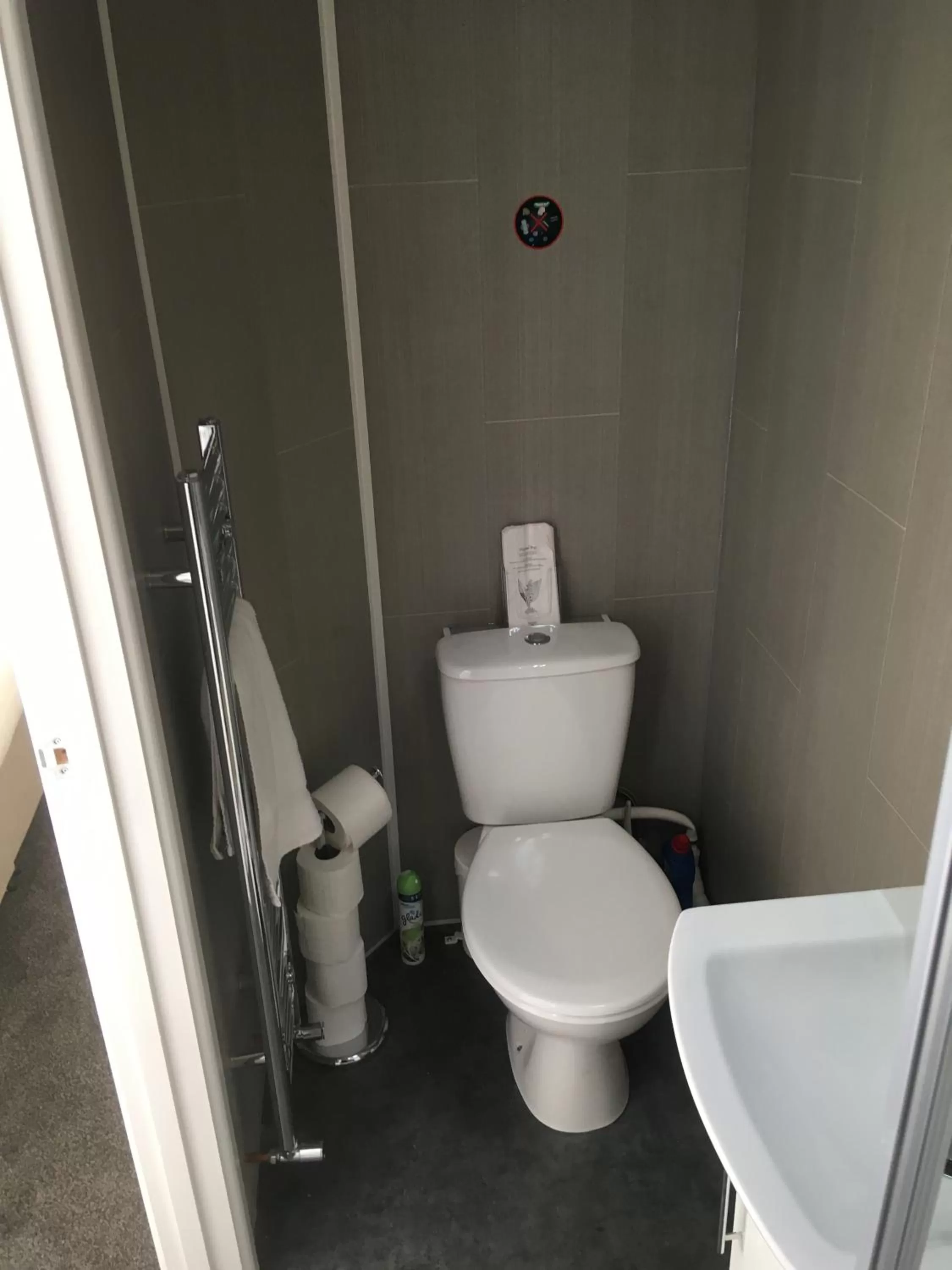 Bathroom in Mairs Bed and Breakfast.