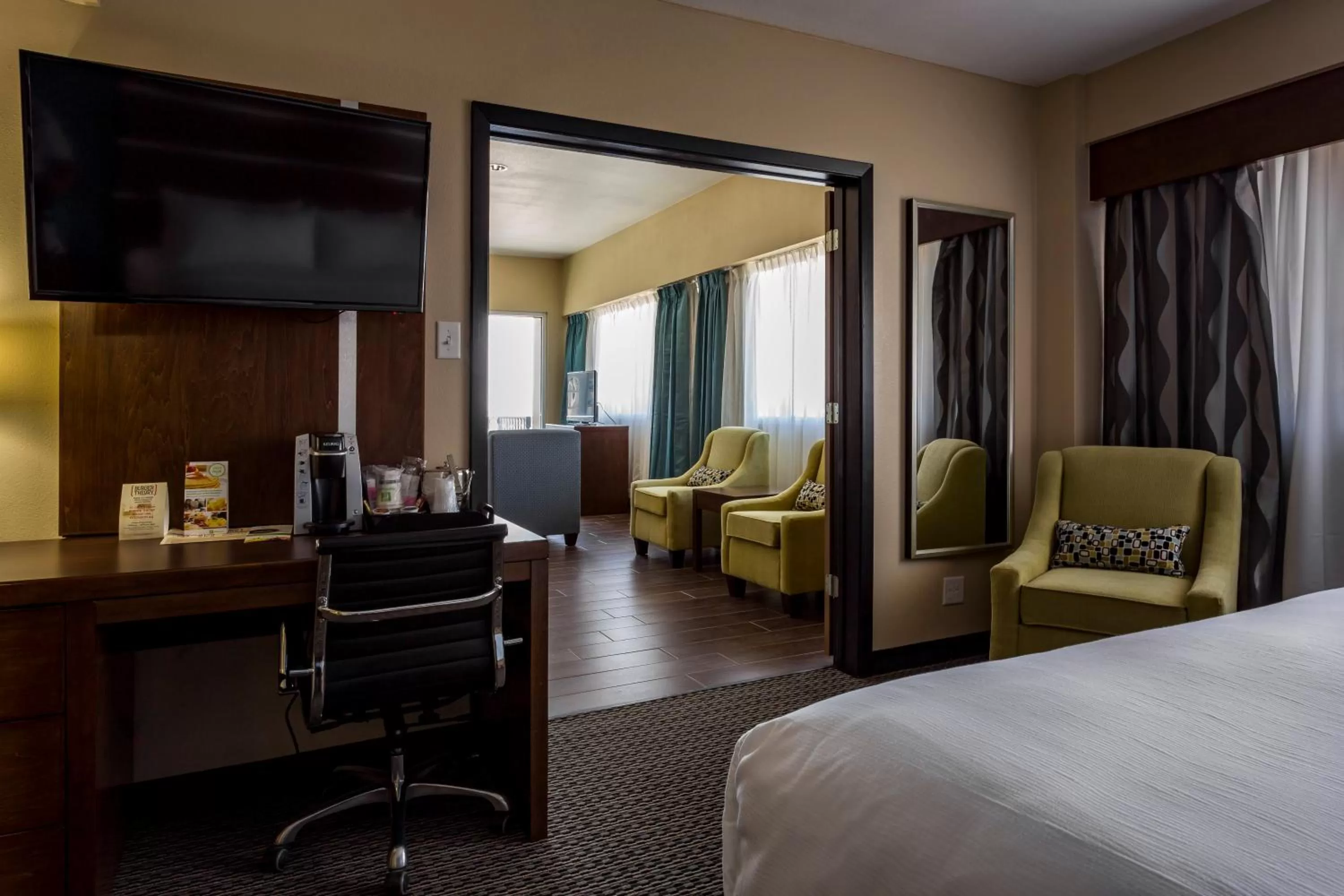 Photo of the whole room, Bed in Holiday Inn Houston Downtown by IHG