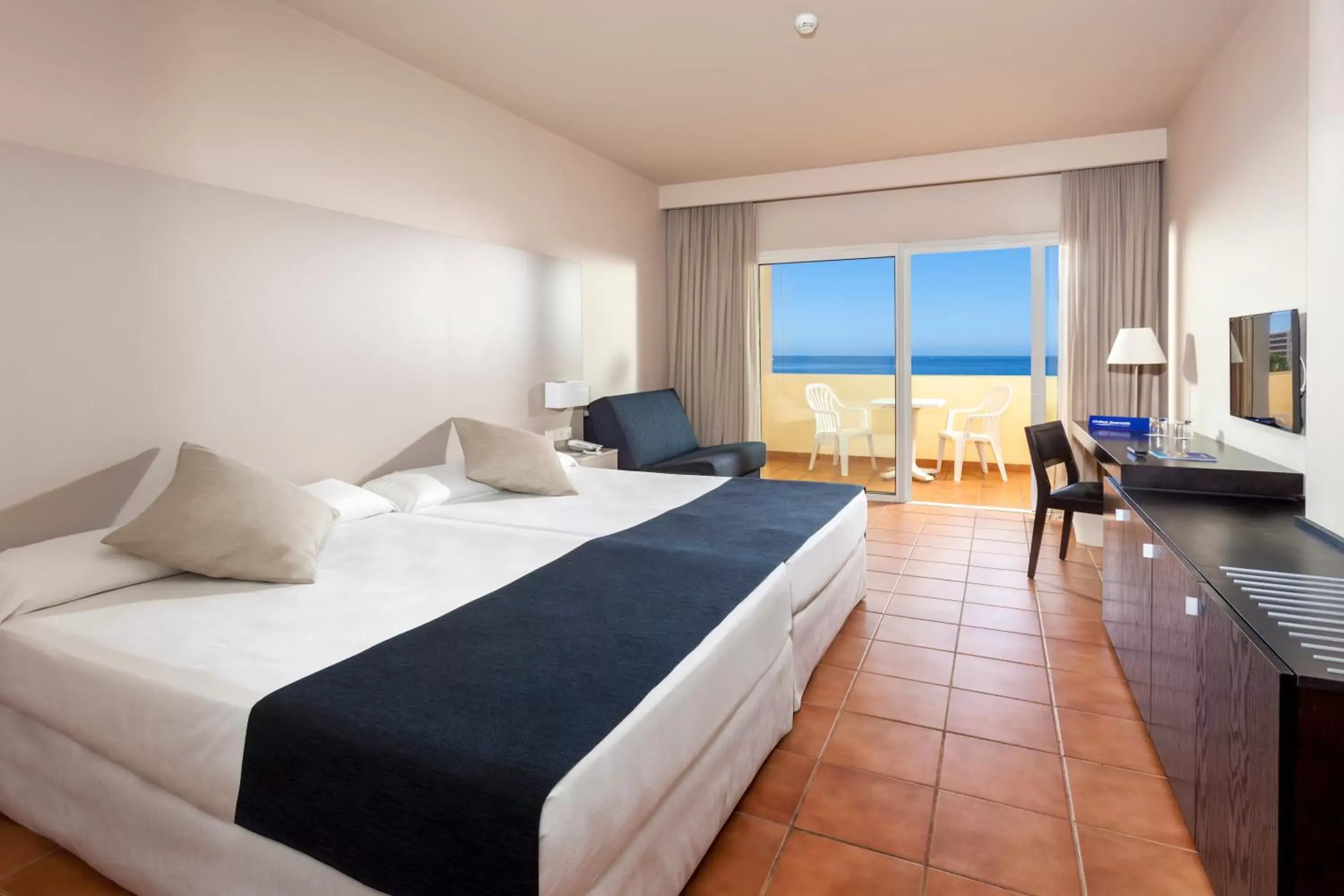 Family Room (2 Adults + 2 Children) in Hotel Best Jacaranda Family Room (2 Adults + 2 Children) in Hotel Best Jacaranda