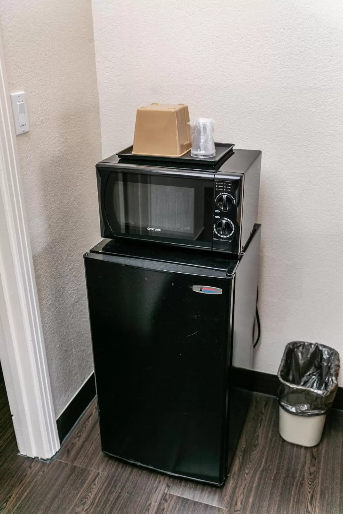 Communal kitchen in Anaheim Discovery Inn and Suites