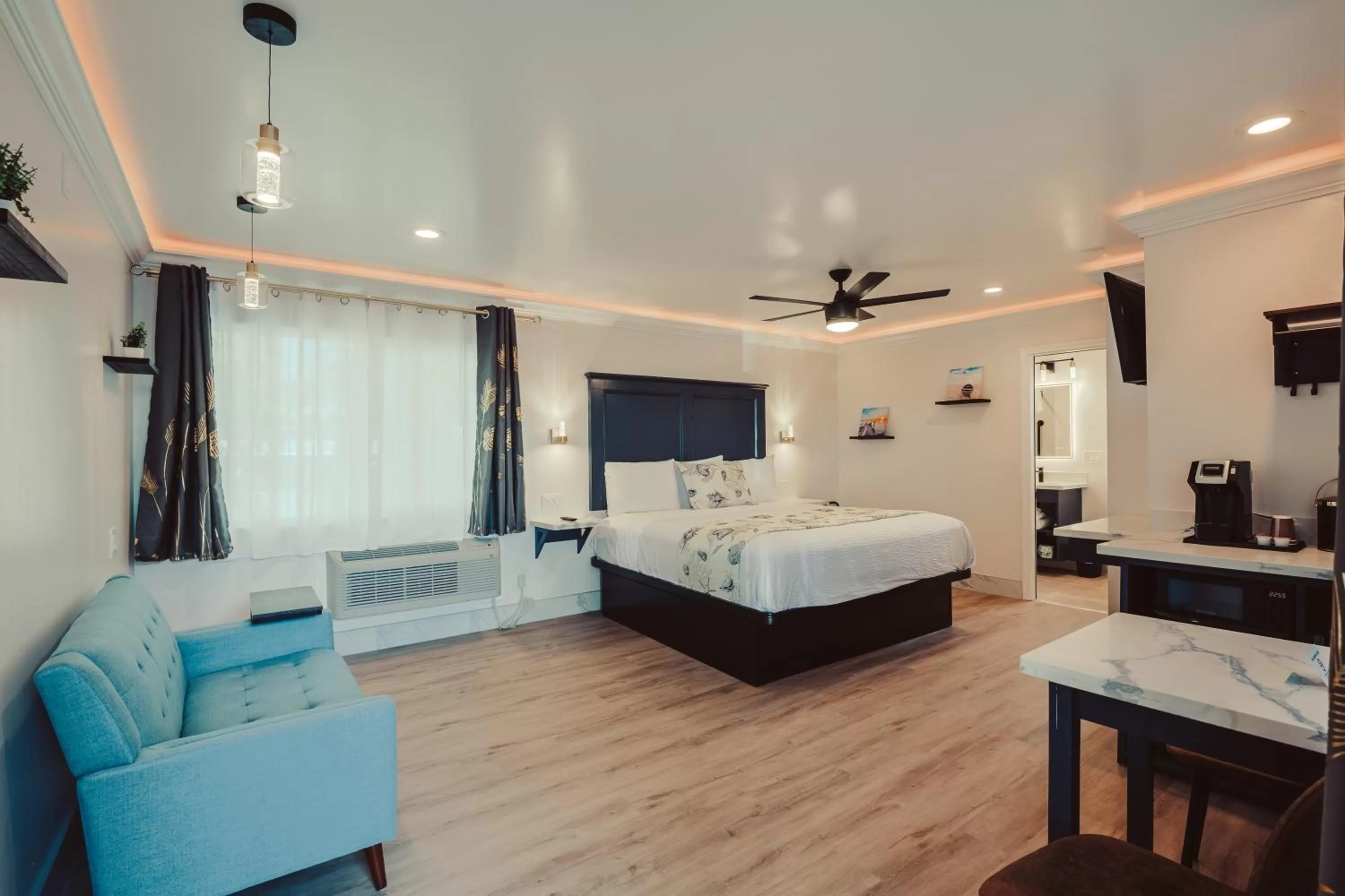 Bed in Blufftop Inn & Suites - Wharf/Restaurant District