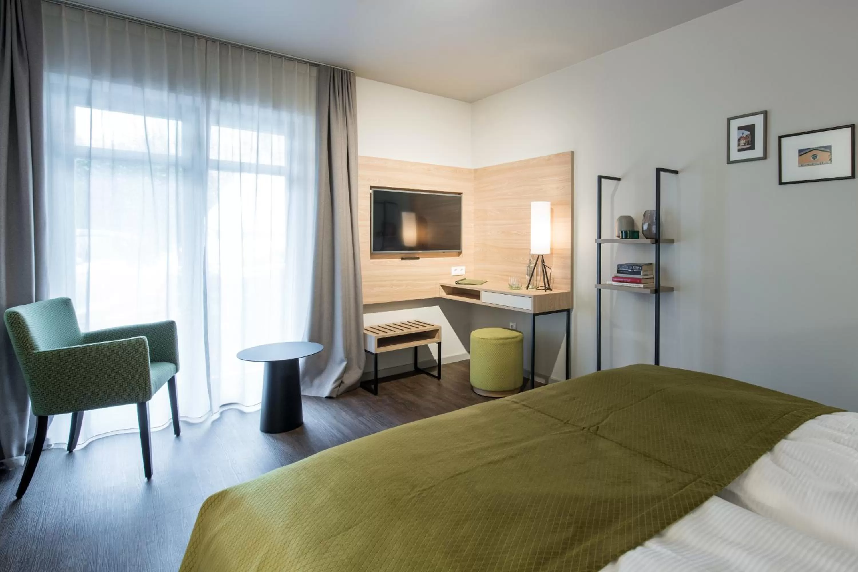 Photo of the whole room, Bed in stattHotel Weimar