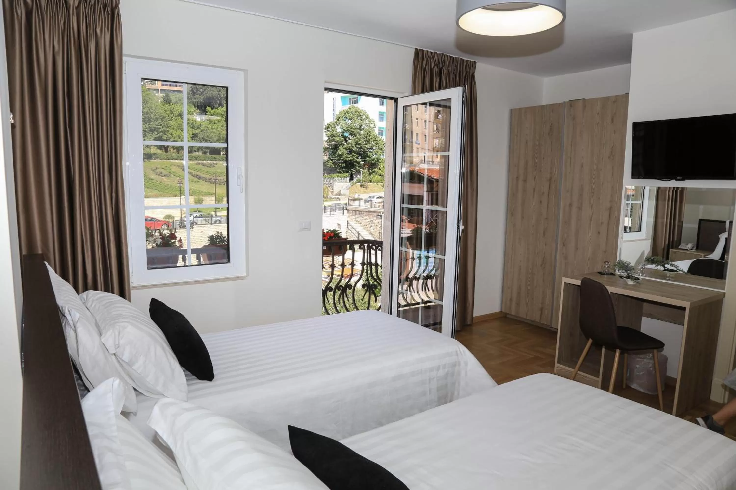 Photo of the whole room, Seating Area in Mervin Hotel