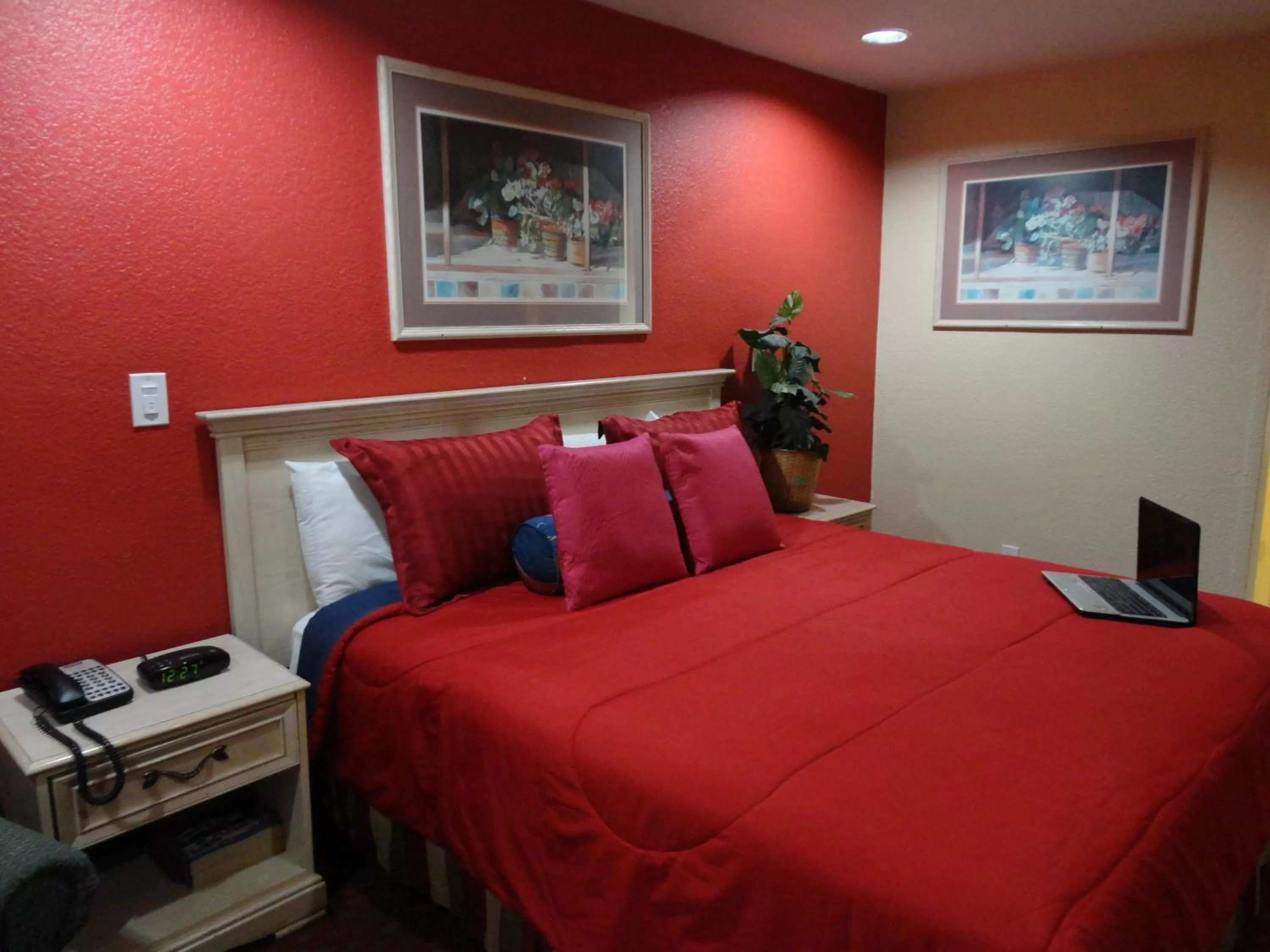 Bed in Imperial Inn Oakland