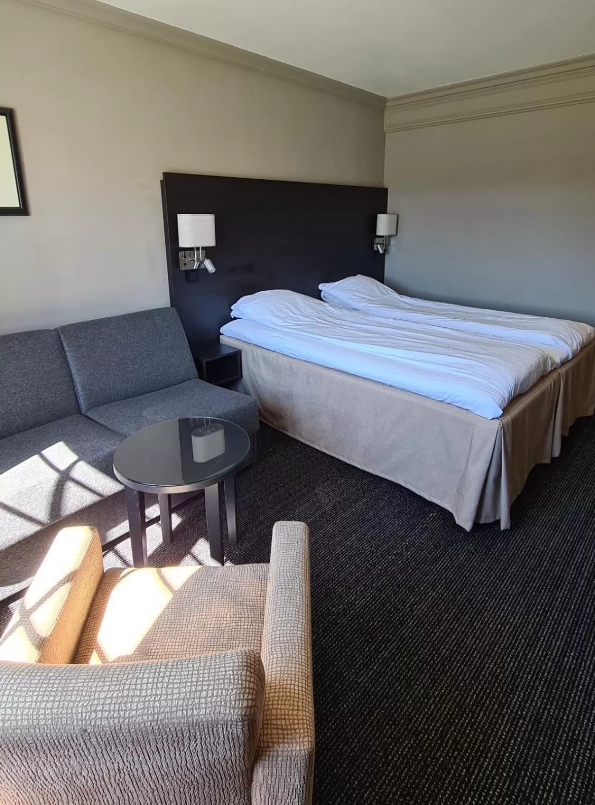 Family Room with sofa bed in Dr. Holms Hotel