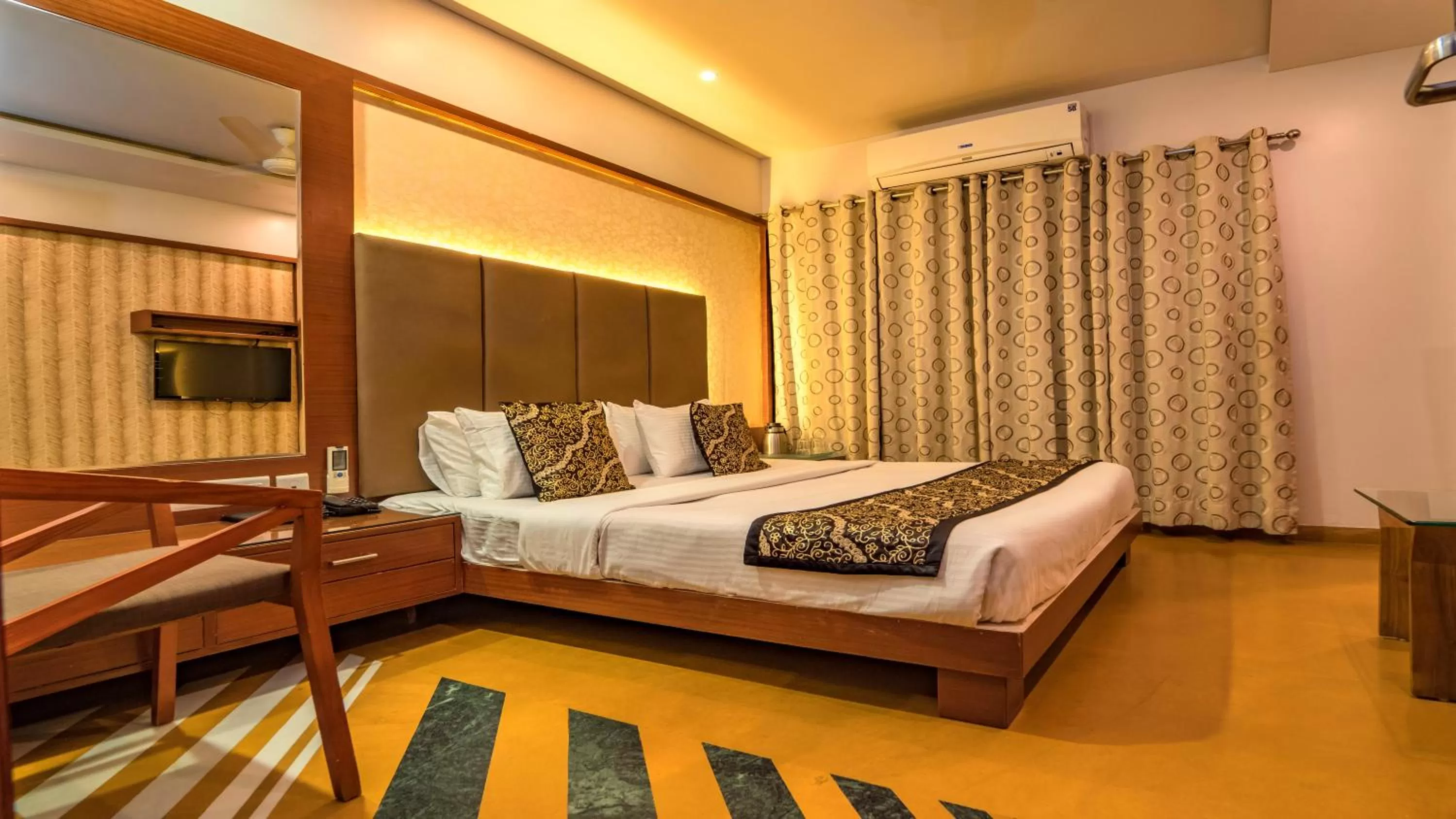 Property building, Bed in Uddhav Vilas A Family Hotel