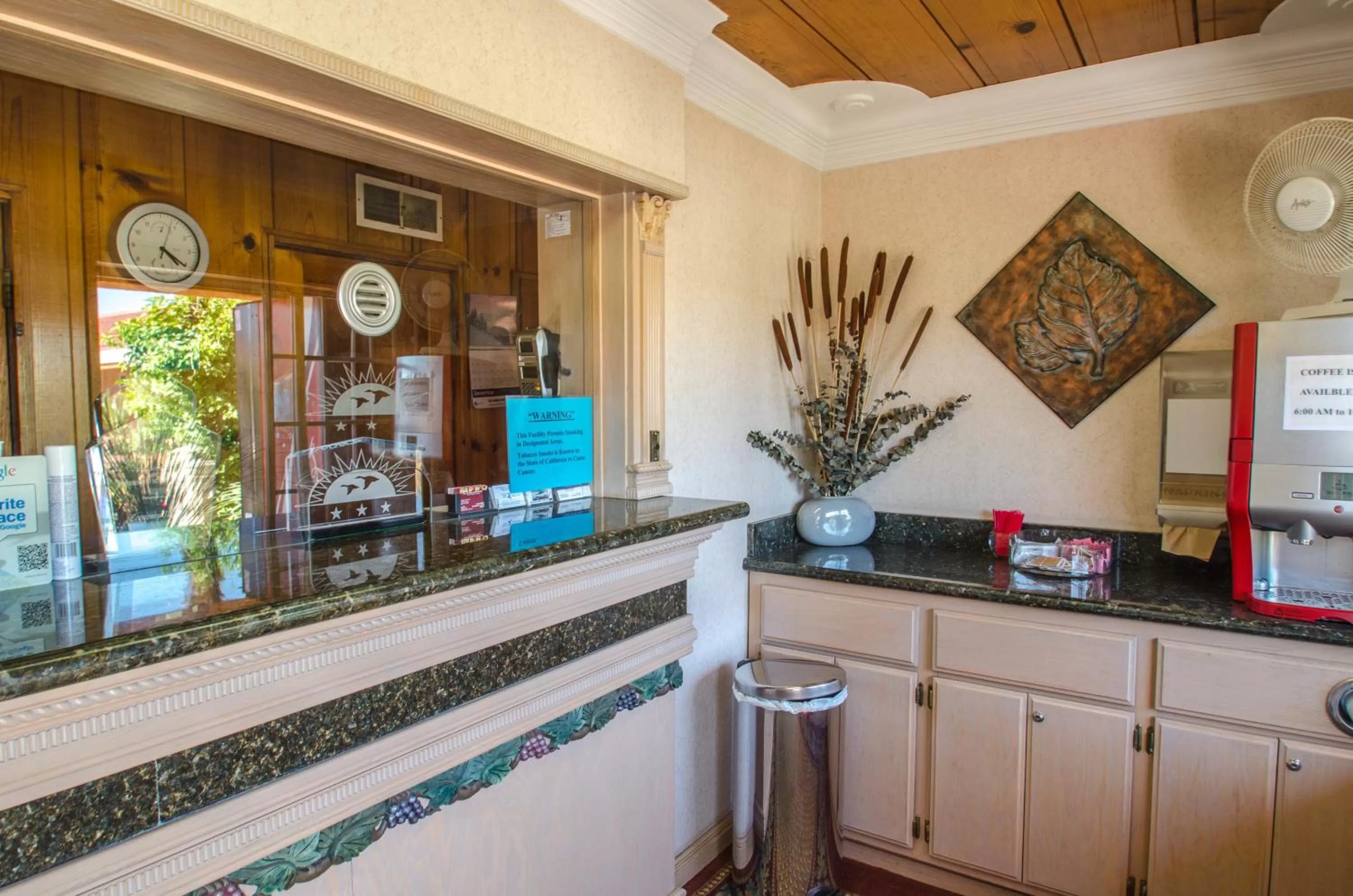 Lobby or reception in Economy Inn Los Banos