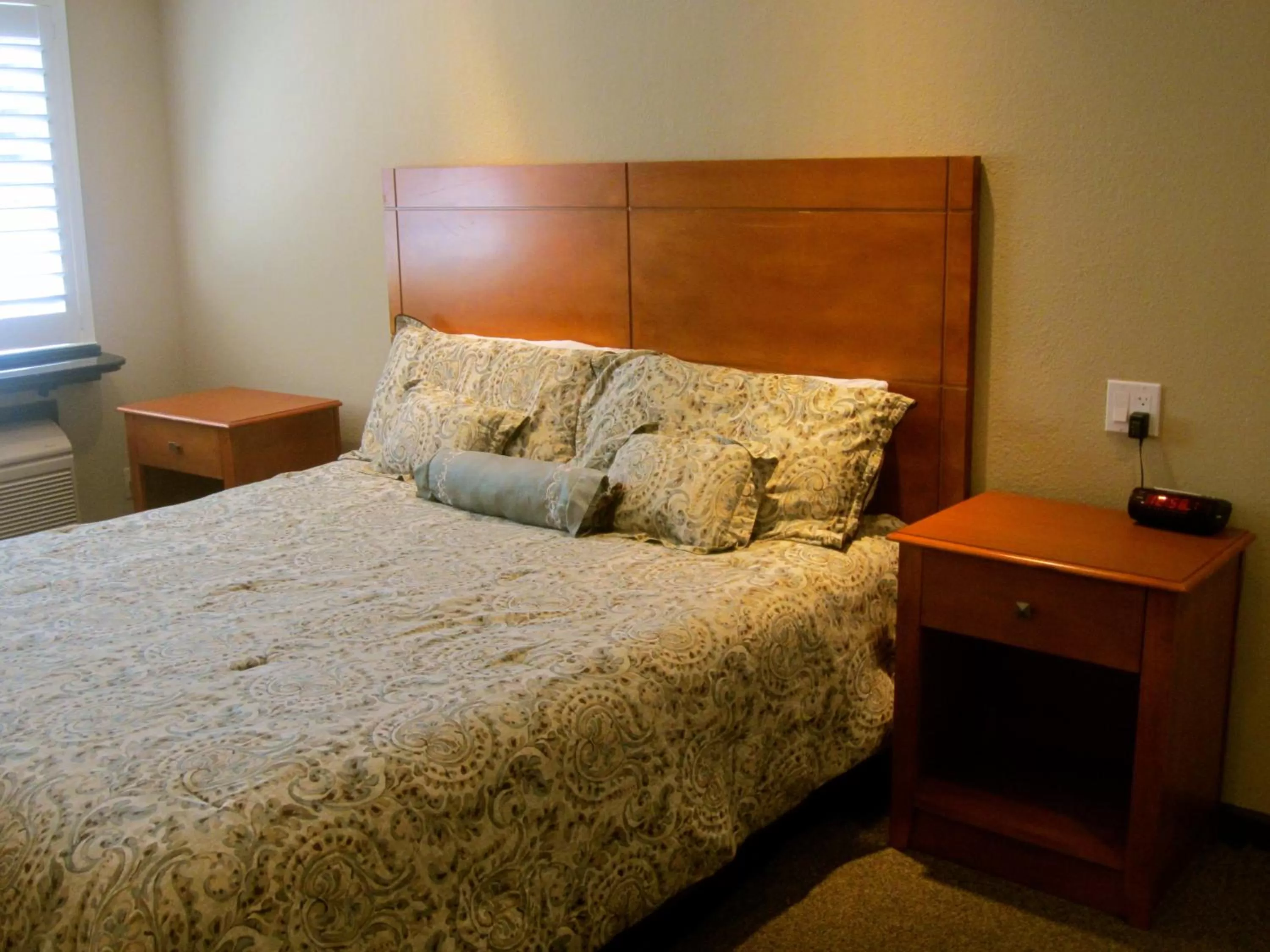 Bed in Deluxe Inn Redwood City