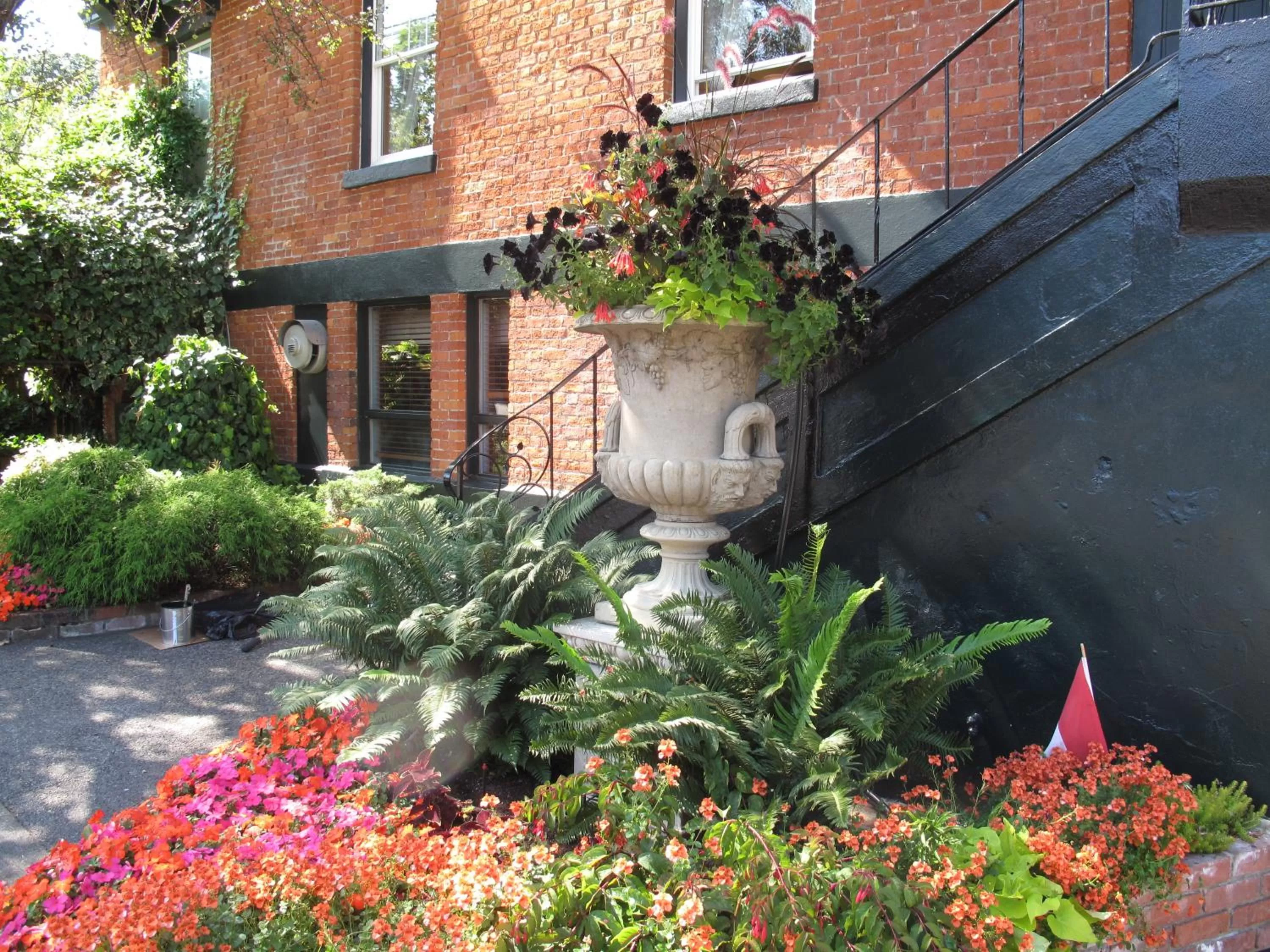 Facade/entrance in James Bay Inn Hotel, Suites & Cottage