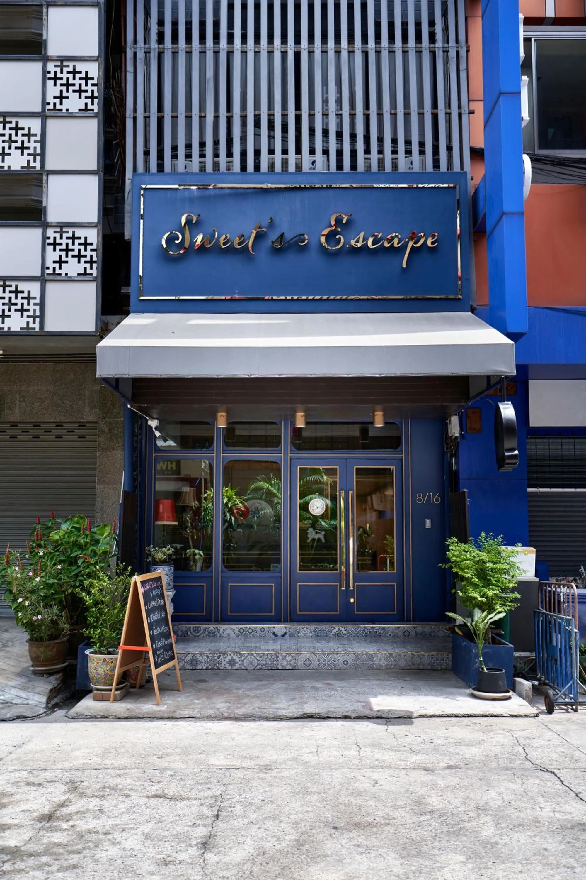 Facade/entrance in Sweet's Escape