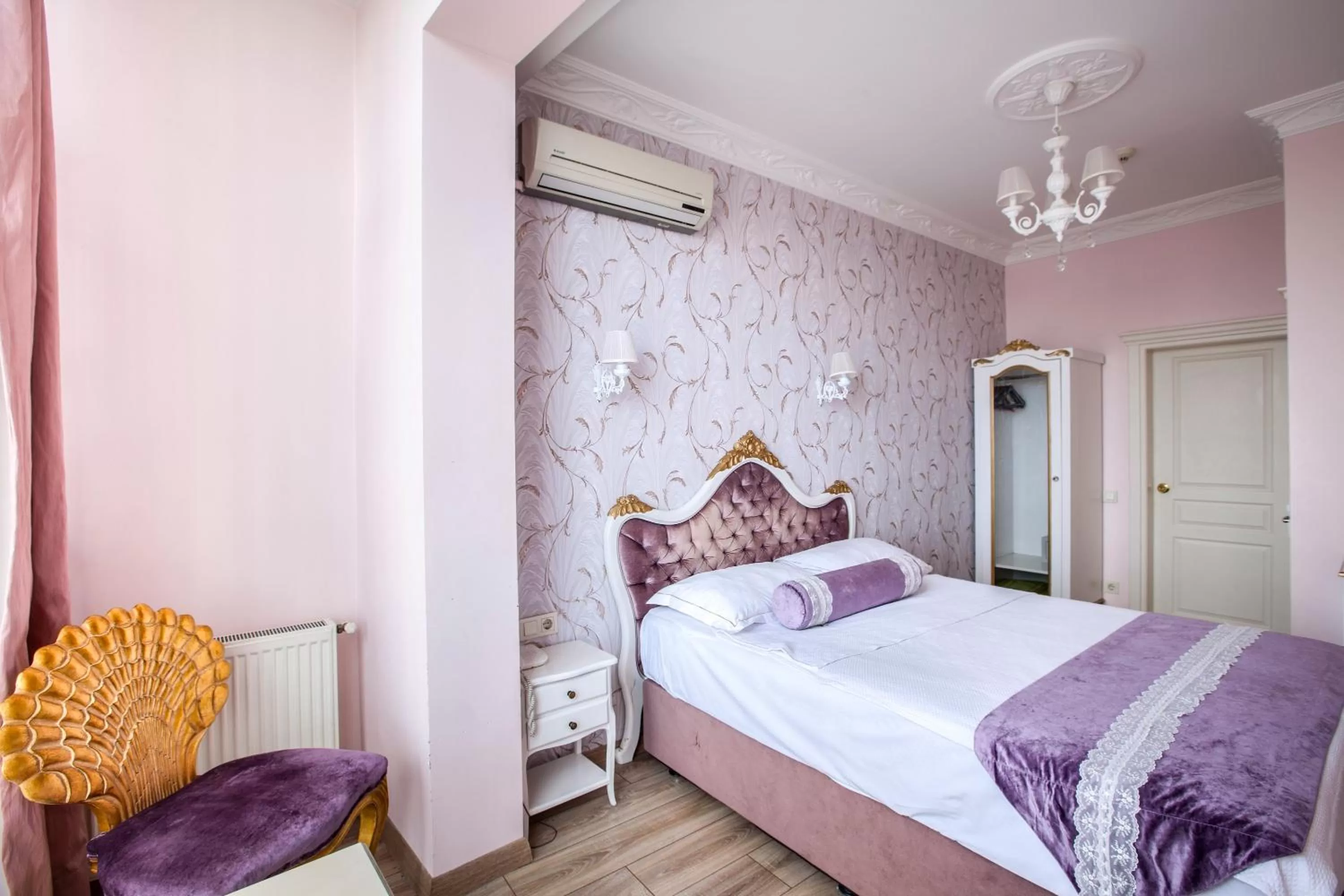 Photo of the whole room, Bed in Romantic Hotel Istanbul