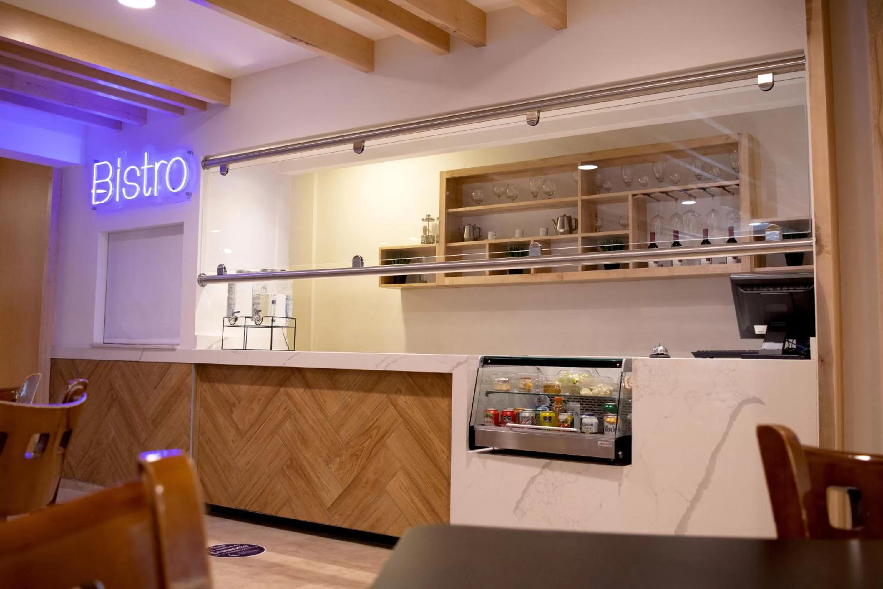 Restaurant/places to eat, Kitchen/Kitchenette in Hotel Mesaluna Near American Consulate