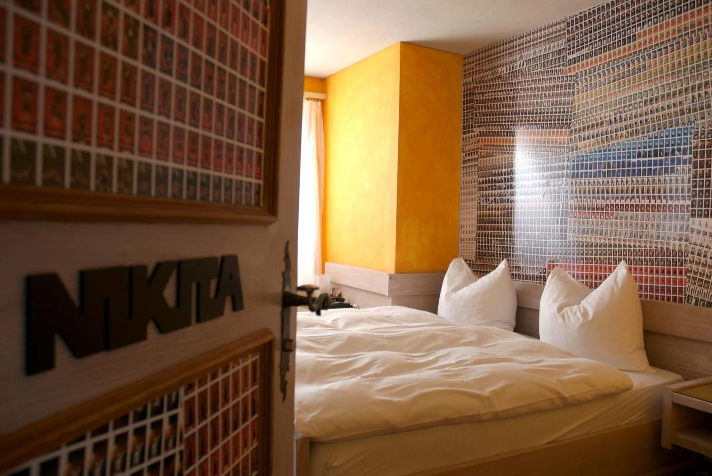 Photo of the whole room, Bed in Arena Lodge