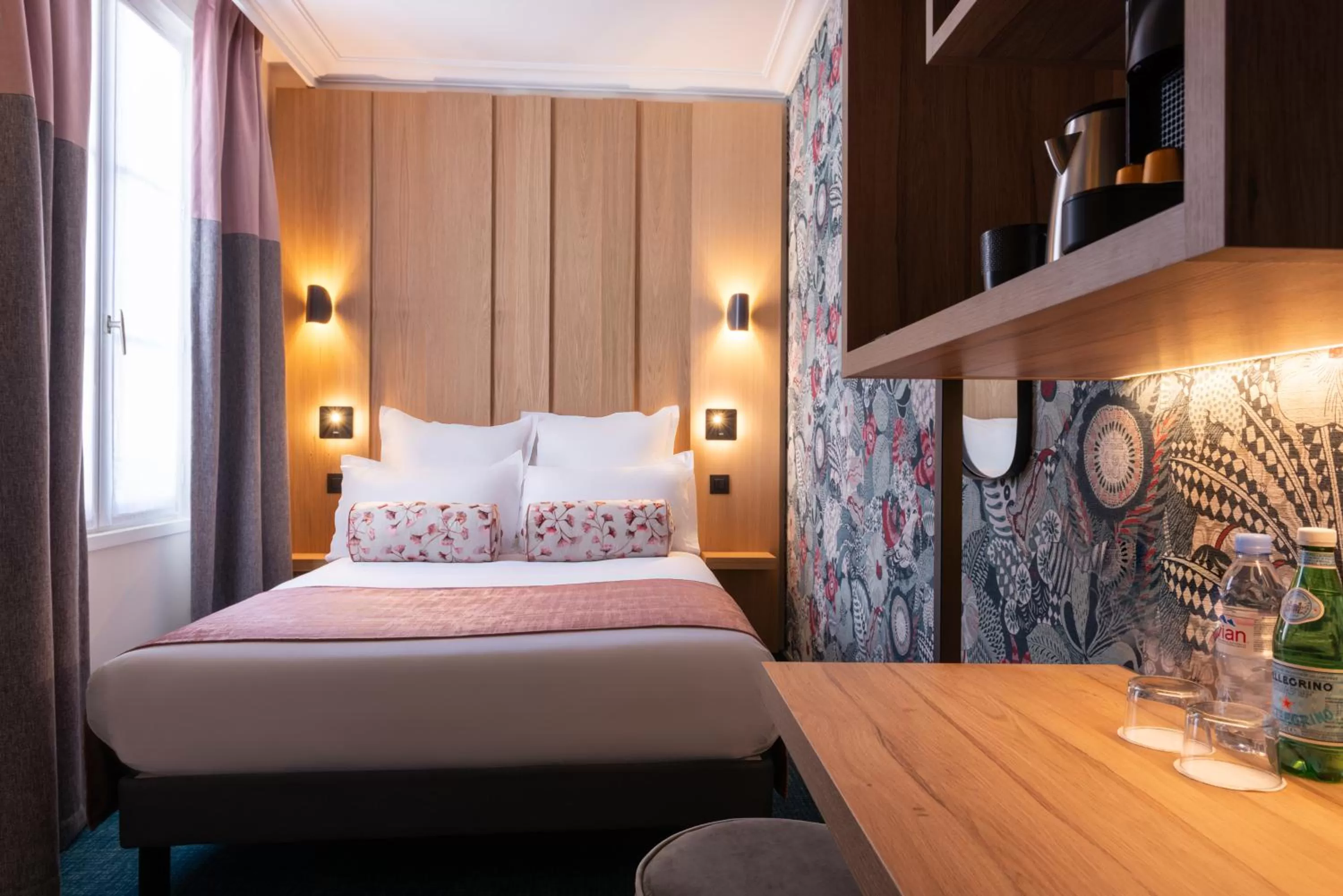 Seating area, Bed in Leonardo Boutique Hotel Paris Opera