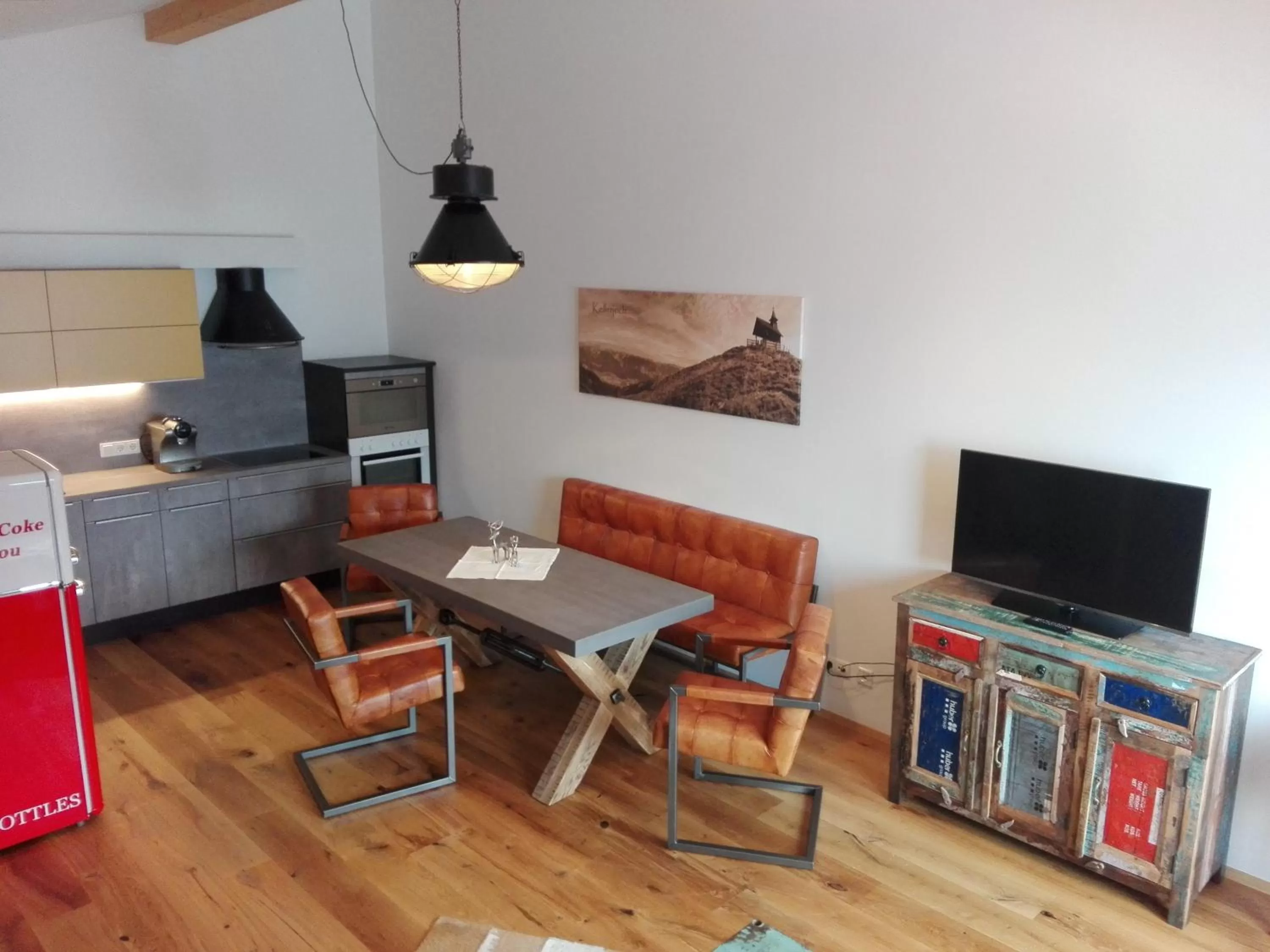 Kitchen or kitchenette, TV/Entertainment Center in Home suite home