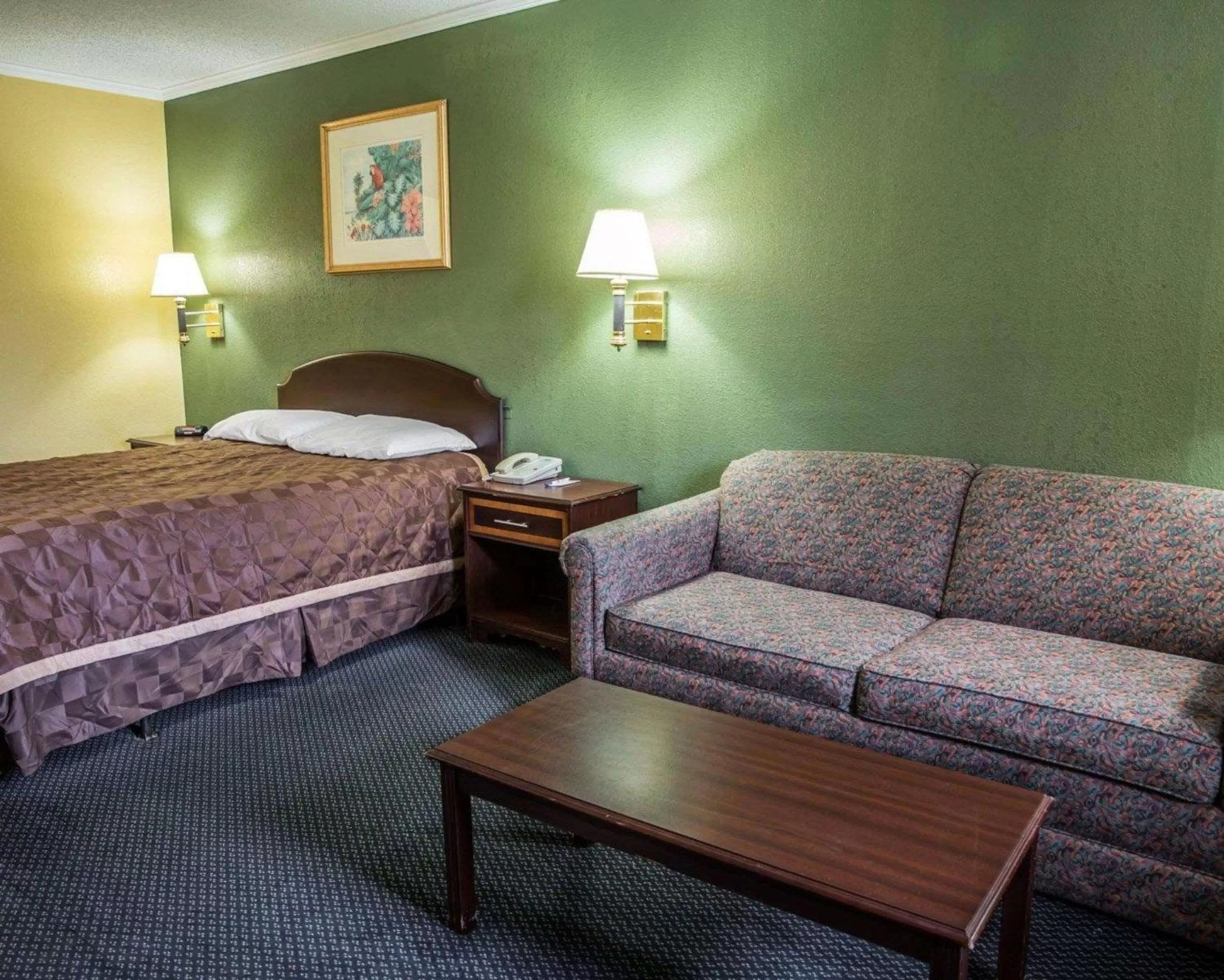 Photo of the whole room, Bed in Rodeway Inn & Suites Plymouth Hwy 64