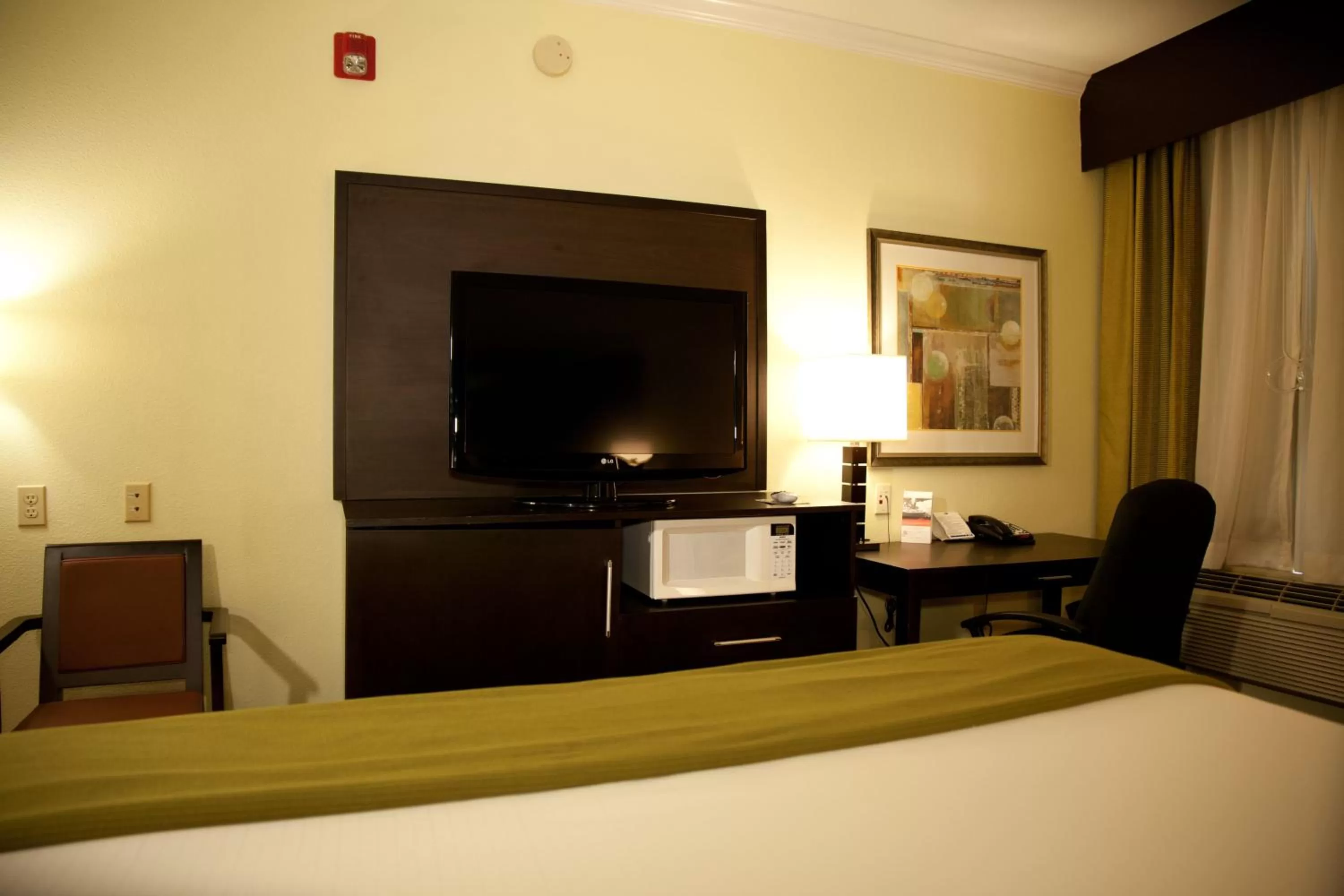 Bed in Holiday Inn Express Hotel & Suites Houston North Intercontinental by IHG