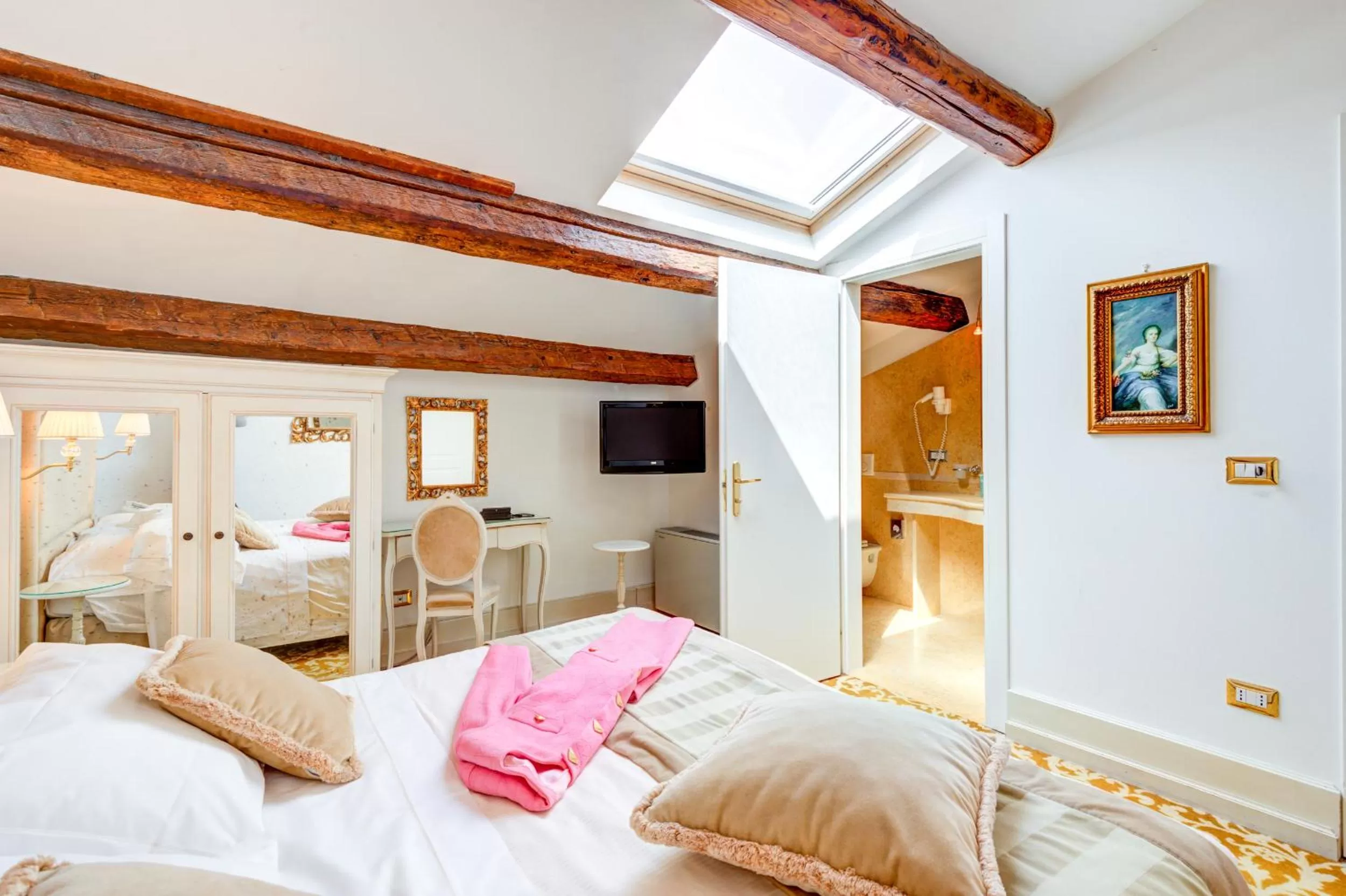 Bathroom, Bed in Hotel Al Duca Di Venezia