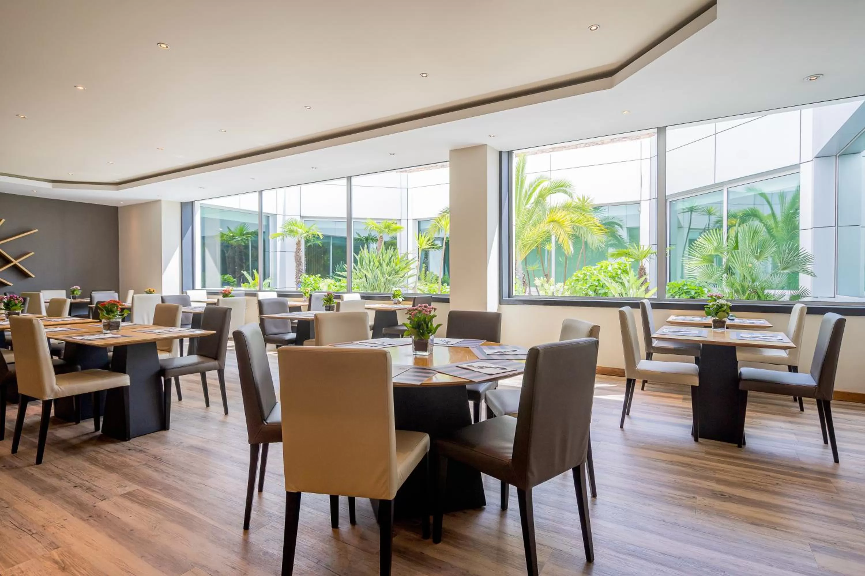 Restaurant/places to eat in HF Ipanema Park