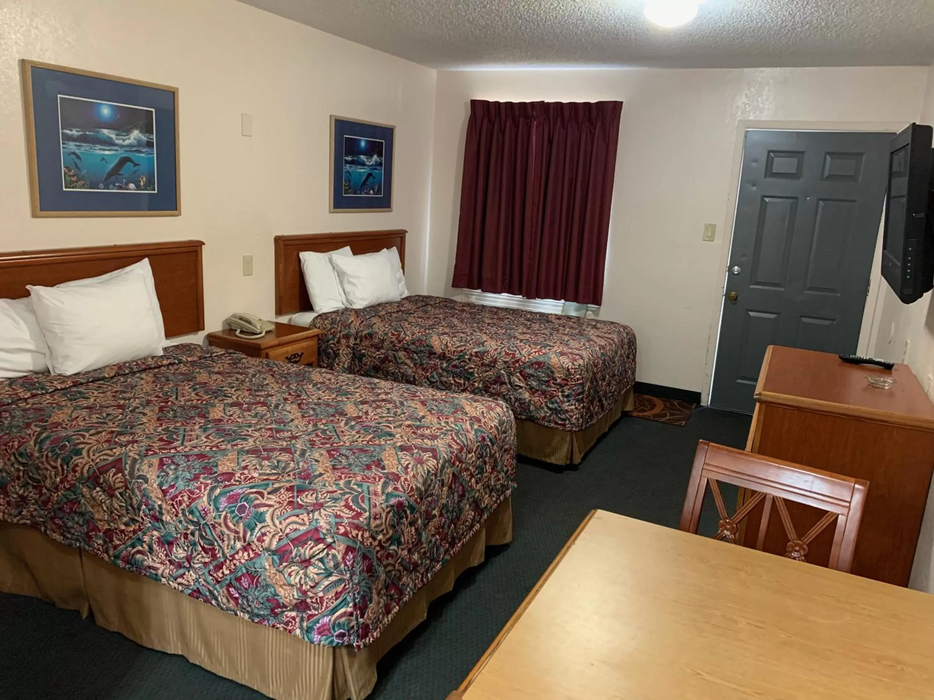 Bed in Regency Inn Jewett