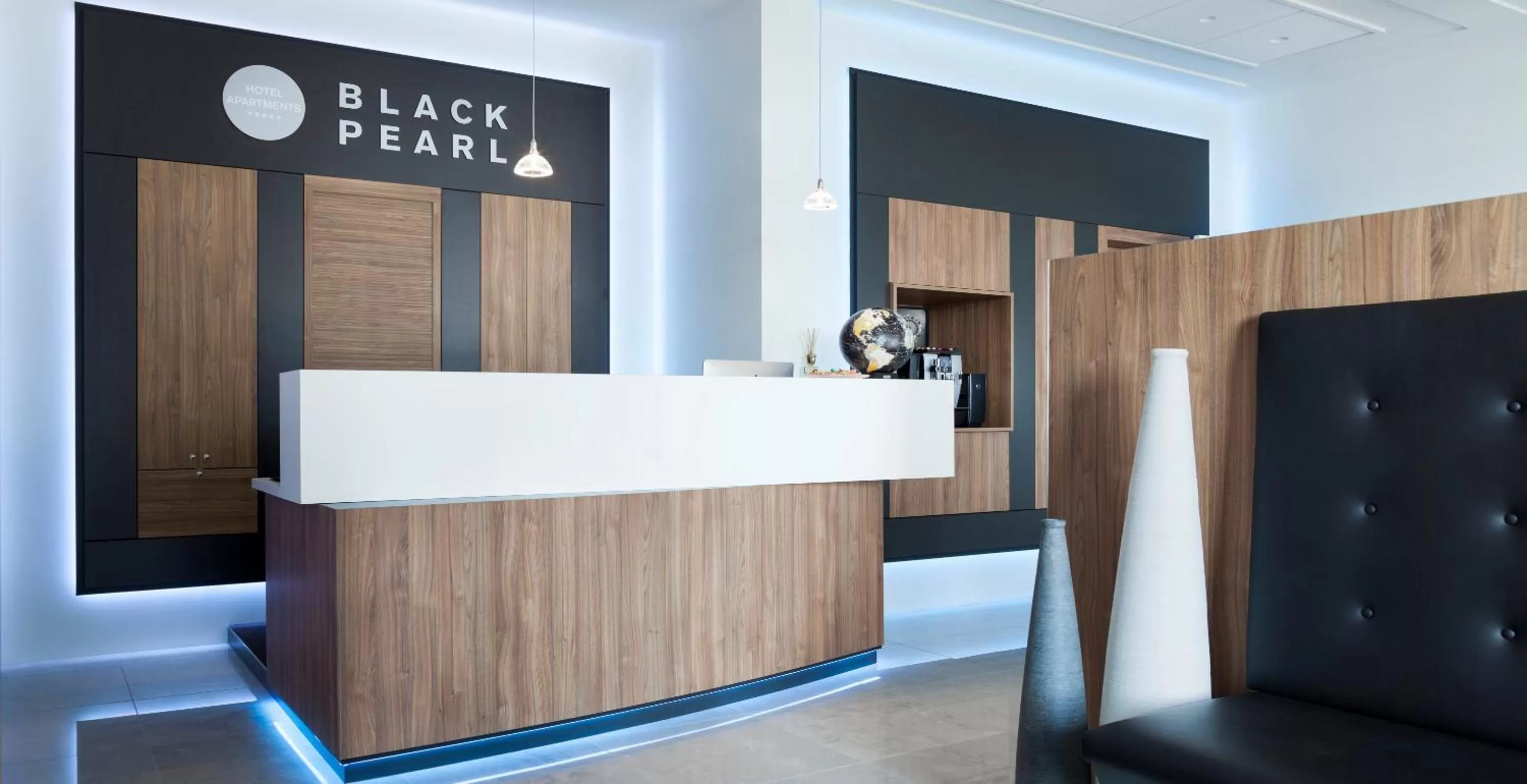 Lobby or reception in Black Pearl Apartment Hotel