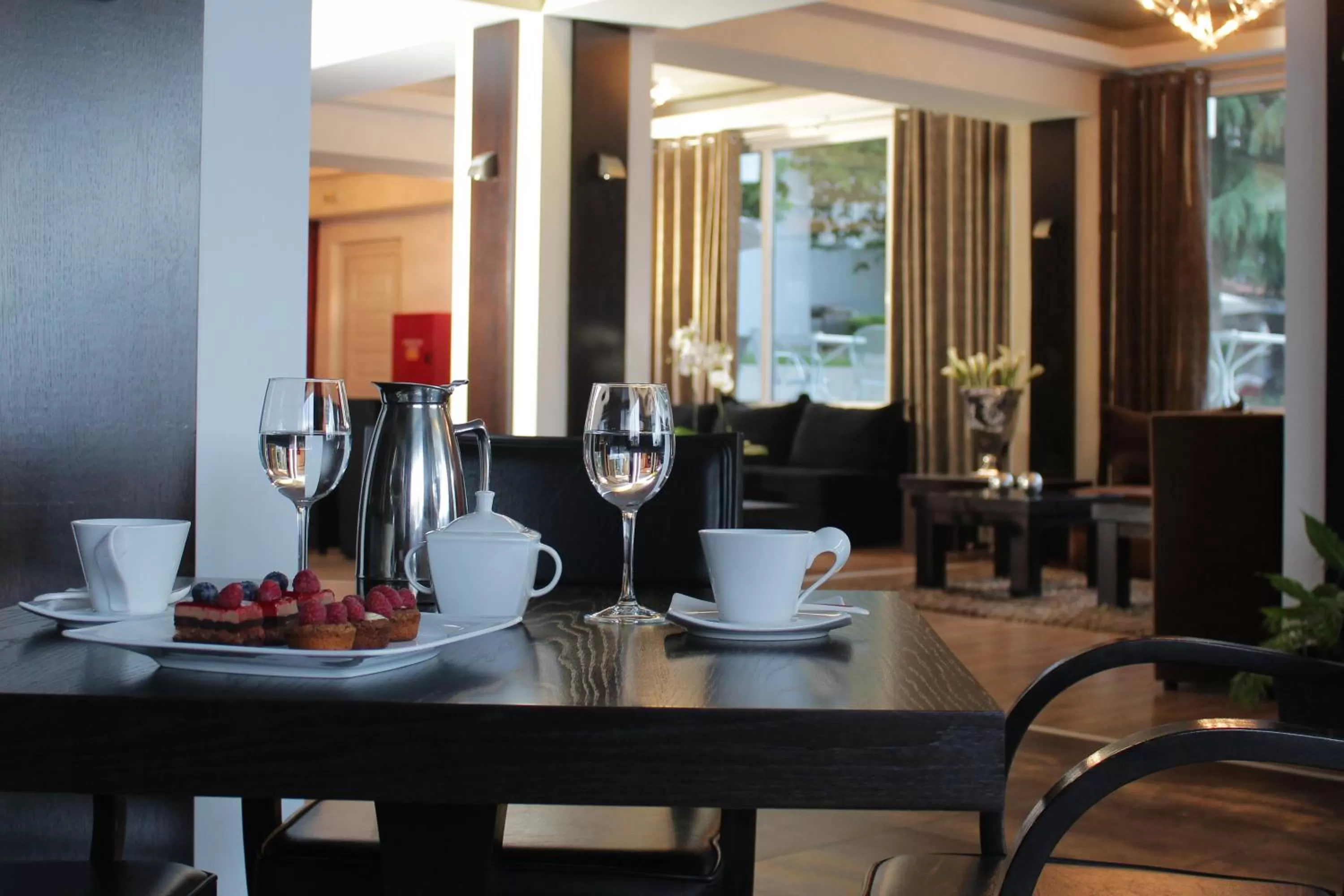 Restaurant/places to eat in Galaxy Art Hotel