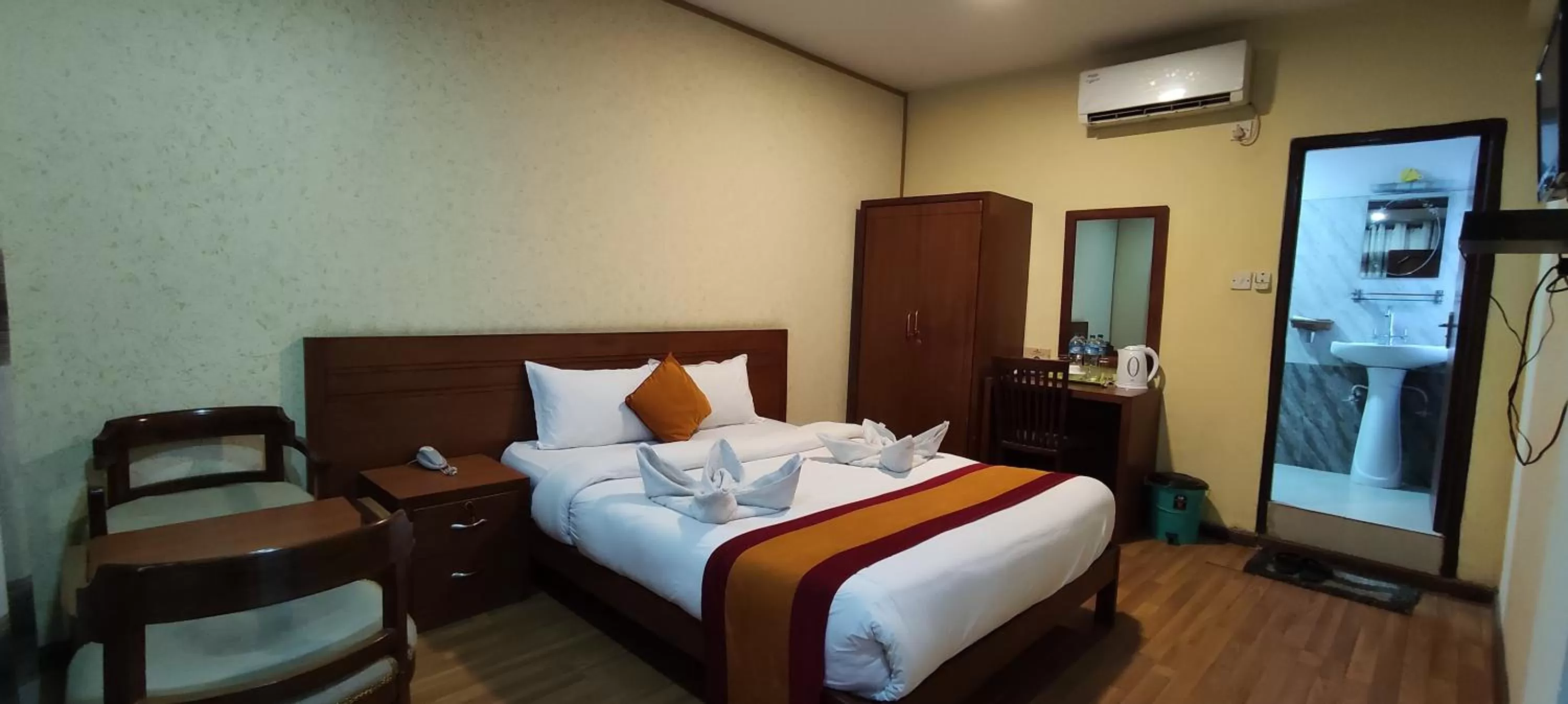 Double Room with Private Bathroom in Royal Kings Hotel