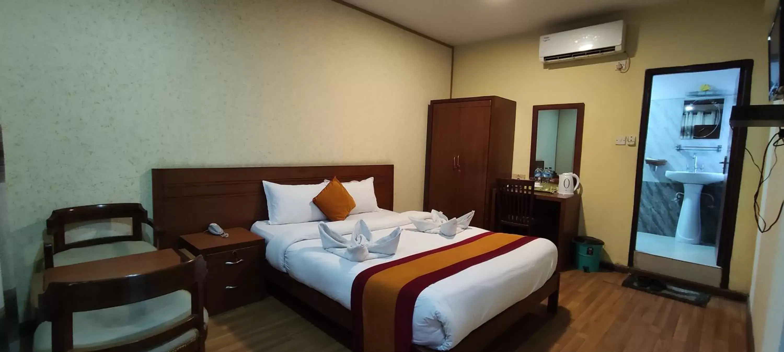 Double Room with Private Bathroom in Royal Kings Hotel Double Room with Private Bathroom in Royal Kings Hotel