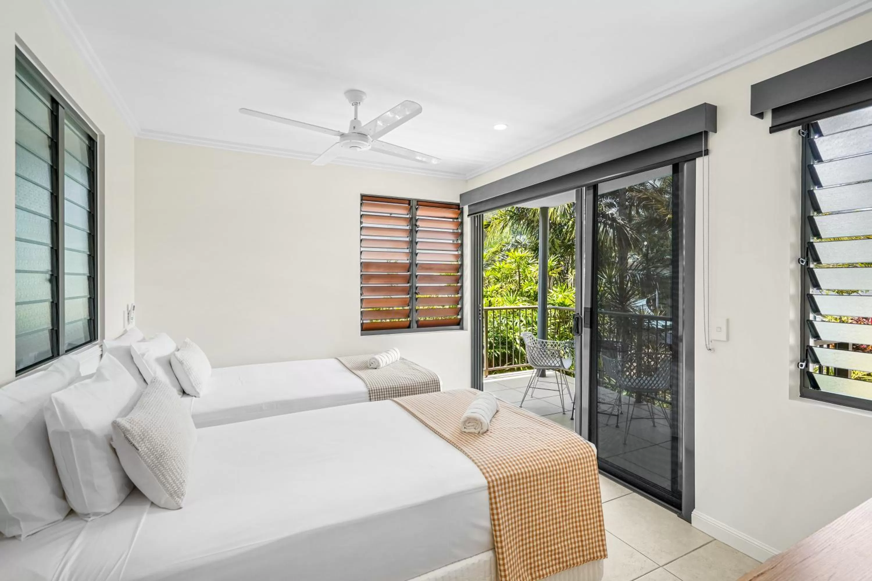 Bedroom, Bed in Sea Point on Trinity Beach