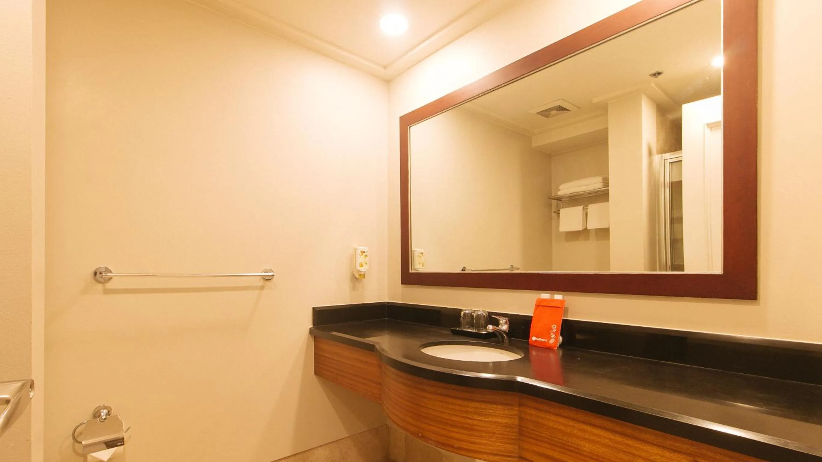 Bathroom in RedDoorz Premium at The Residences Olympia Makati