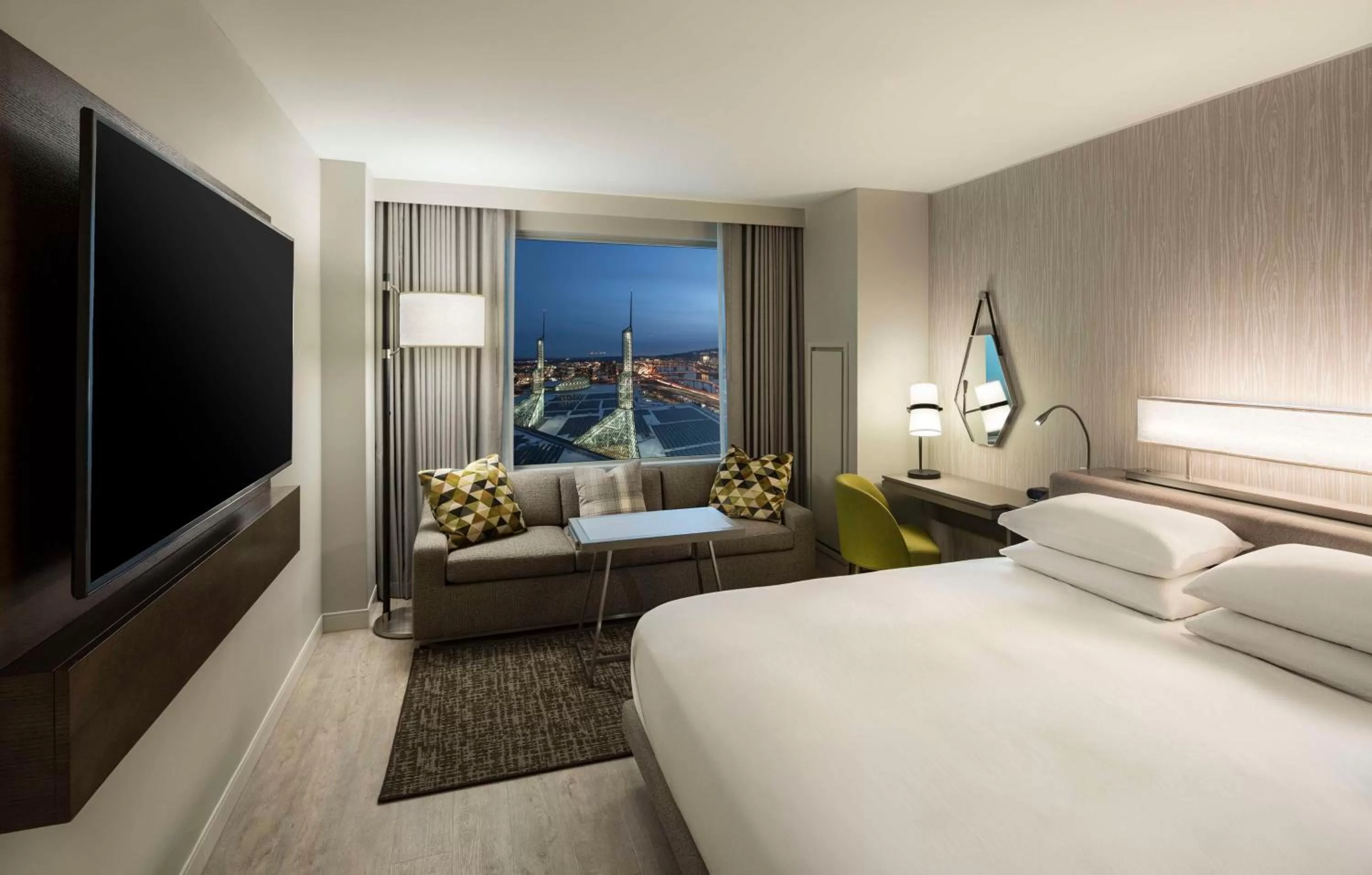 Bedroom, Bed in Hyatt Regency Portland at the Oregon Convention Center