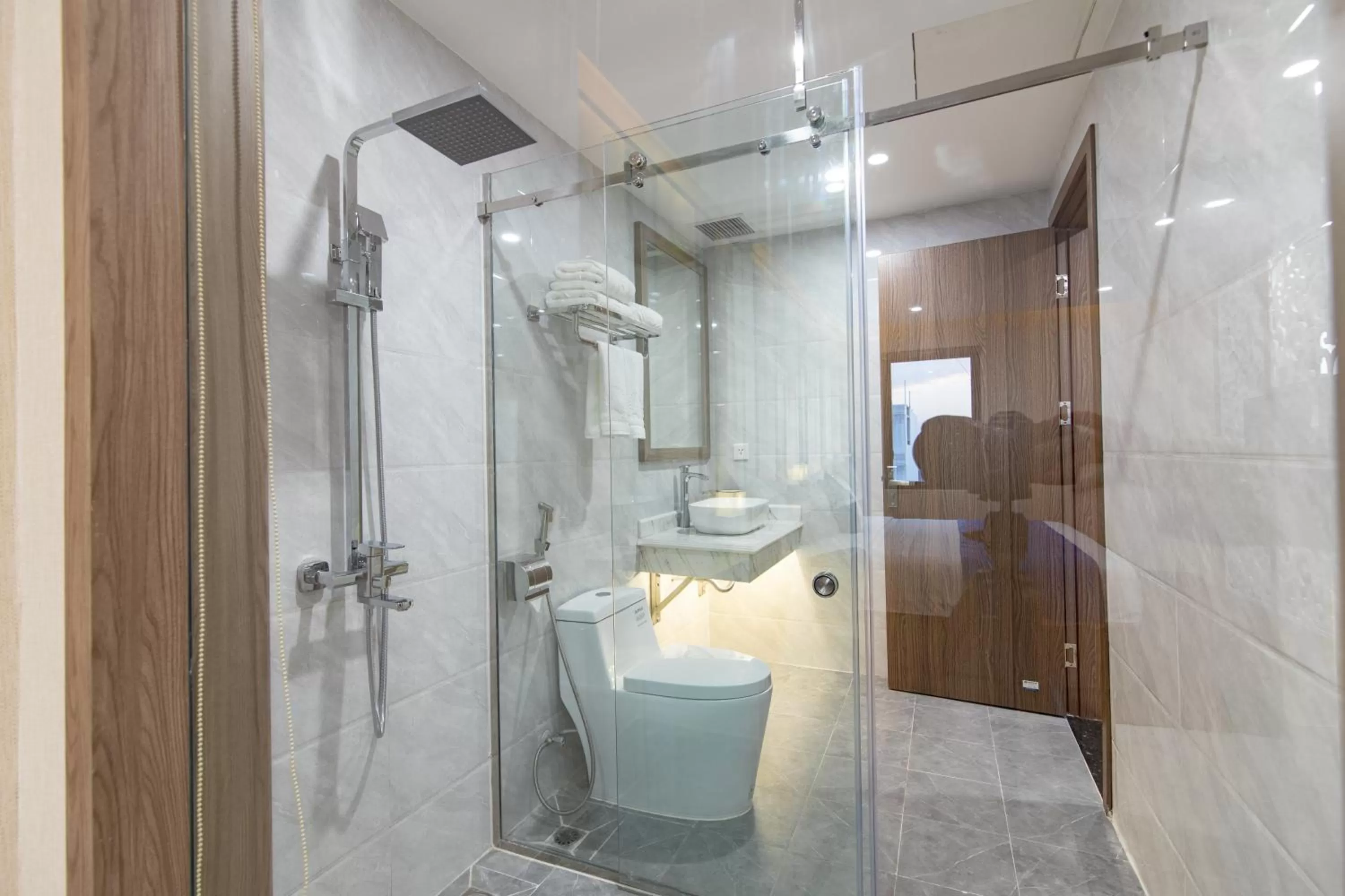 Shower in Sunshine Hotel Móng Cái