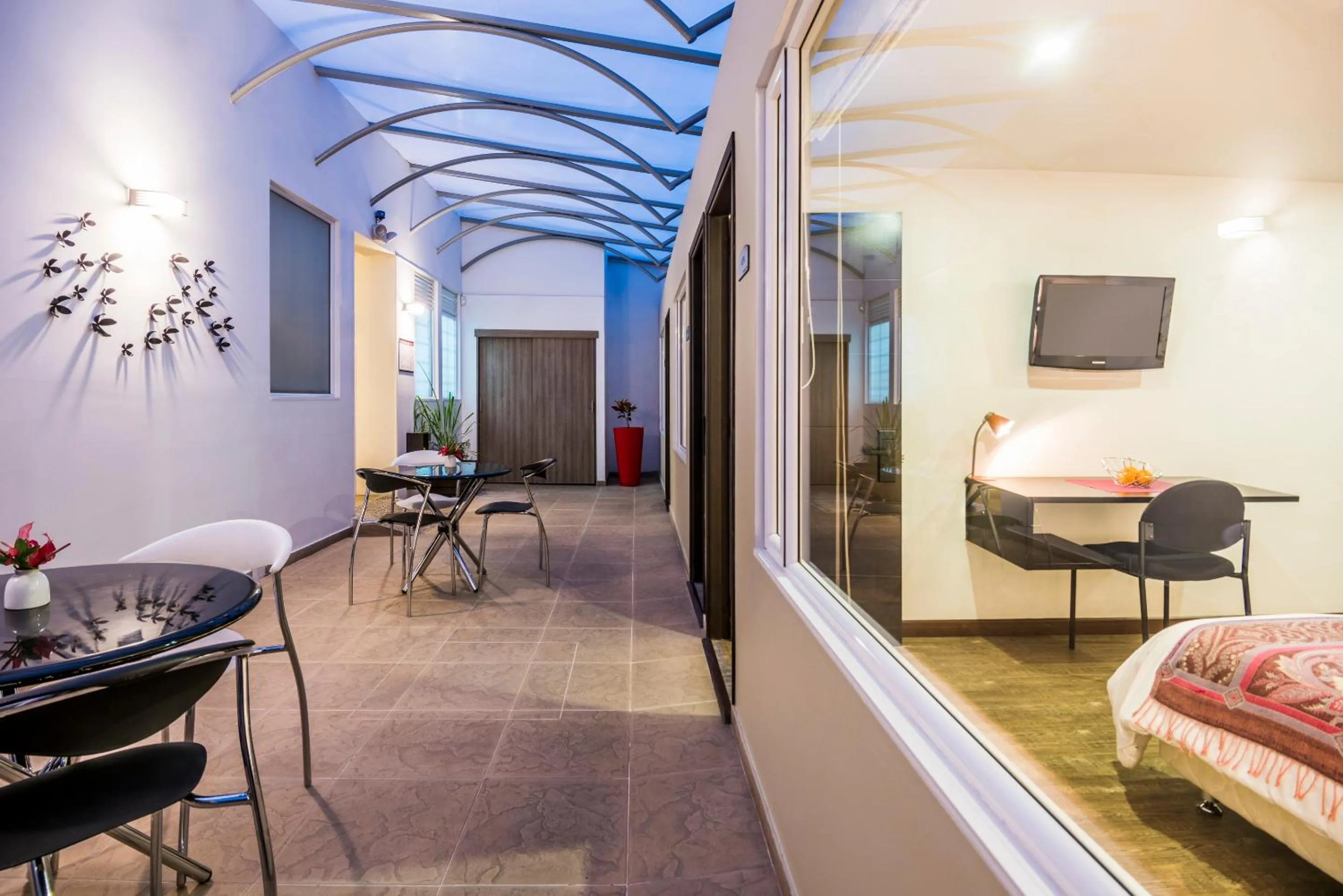 Patio, Bed in Matisse Hotel