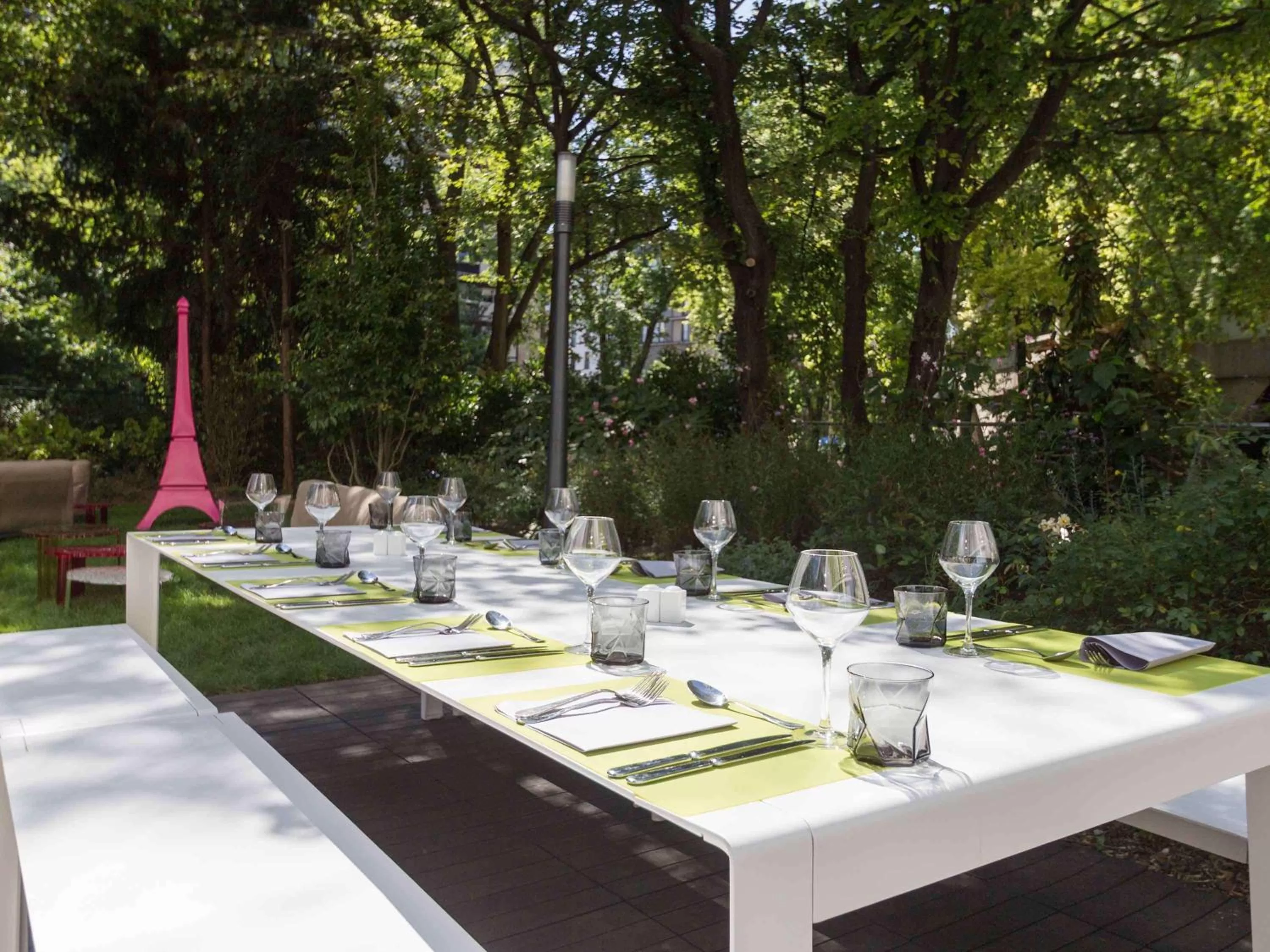 Restaurant/places to eat in Mercure Paris Centre Tour Eiffel