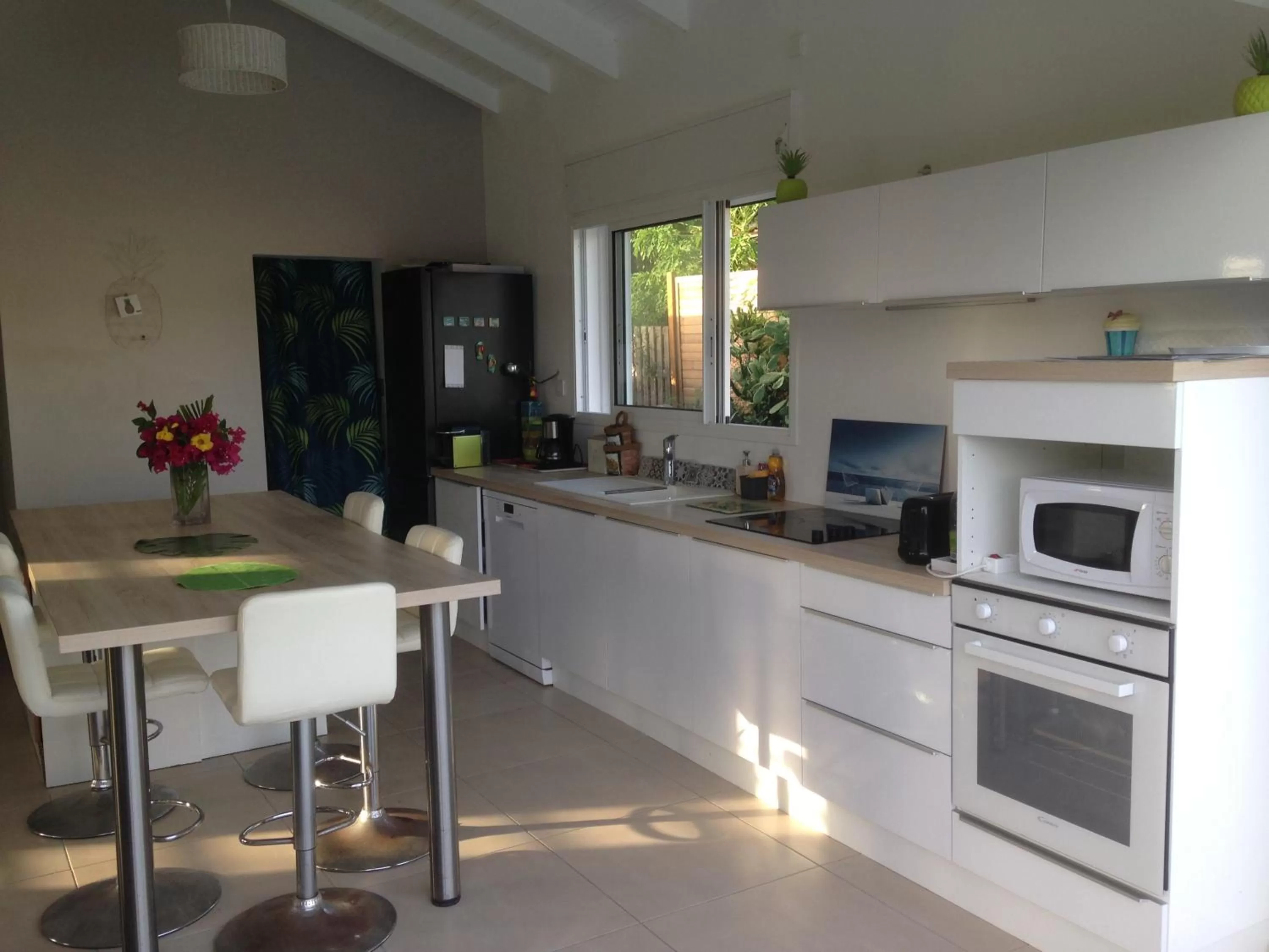 Communal kitchen in Chambre d'hôte Coeur-CoCo piscine