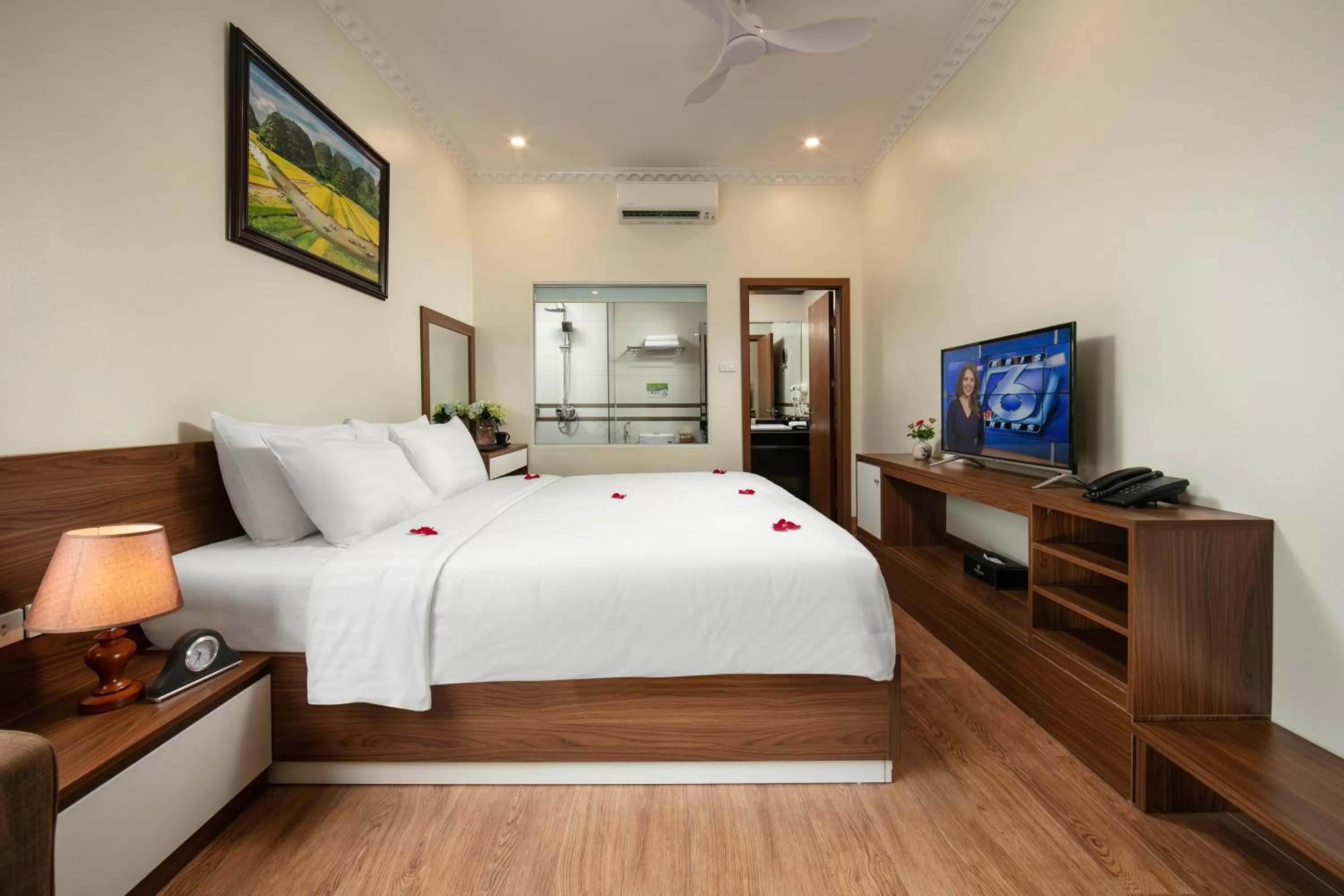 Communal lounge/ TV room, Bed in Tam Coc Holiday Hotel & Villa