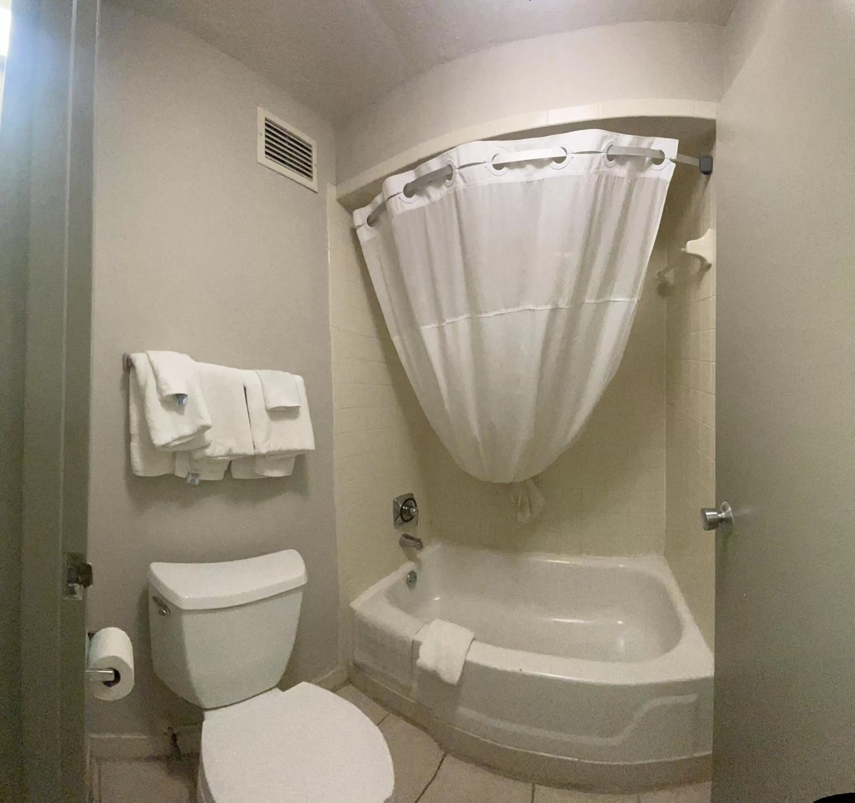 Shower in Days Inn by Wyndham Lake Park/Valdosta